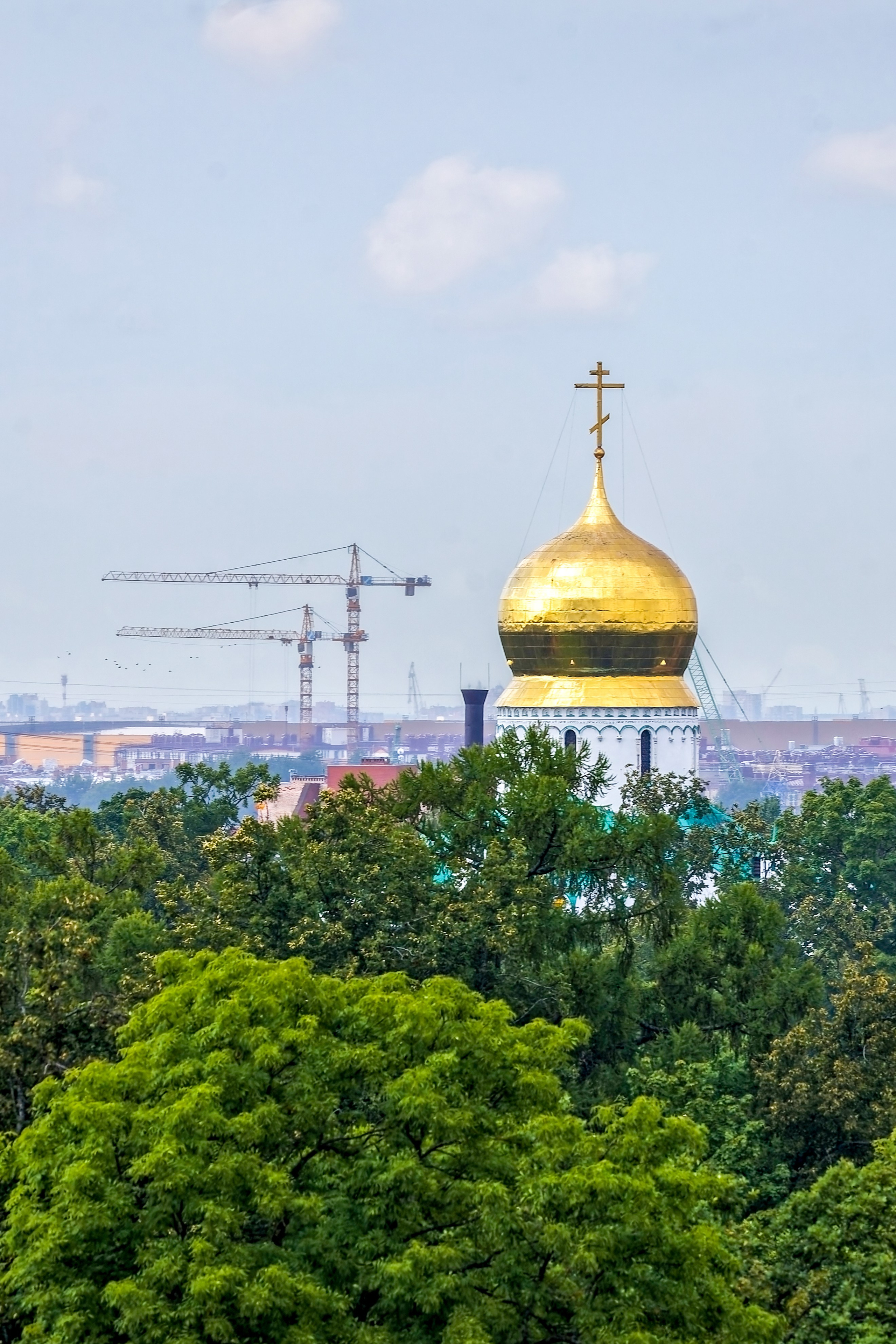Вид купол Екатерининского собора в Пушкине со смотровой площадки Певческой башни