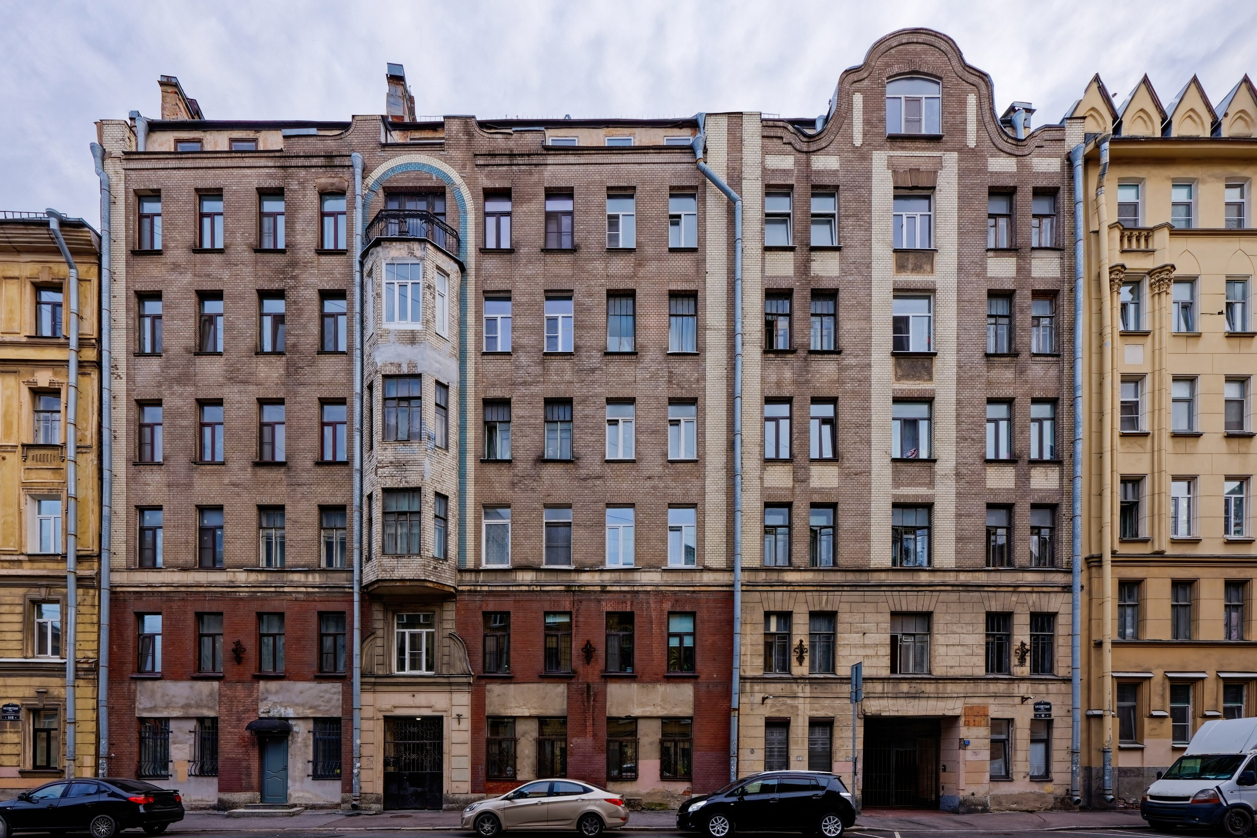 Санкт-Петербург, 8-я Советская, 49. Доходный дом Арнгольда. 1911 год. Архитектор Василий Васильевич Шауб. Модерн. ОКН 7831941000 
