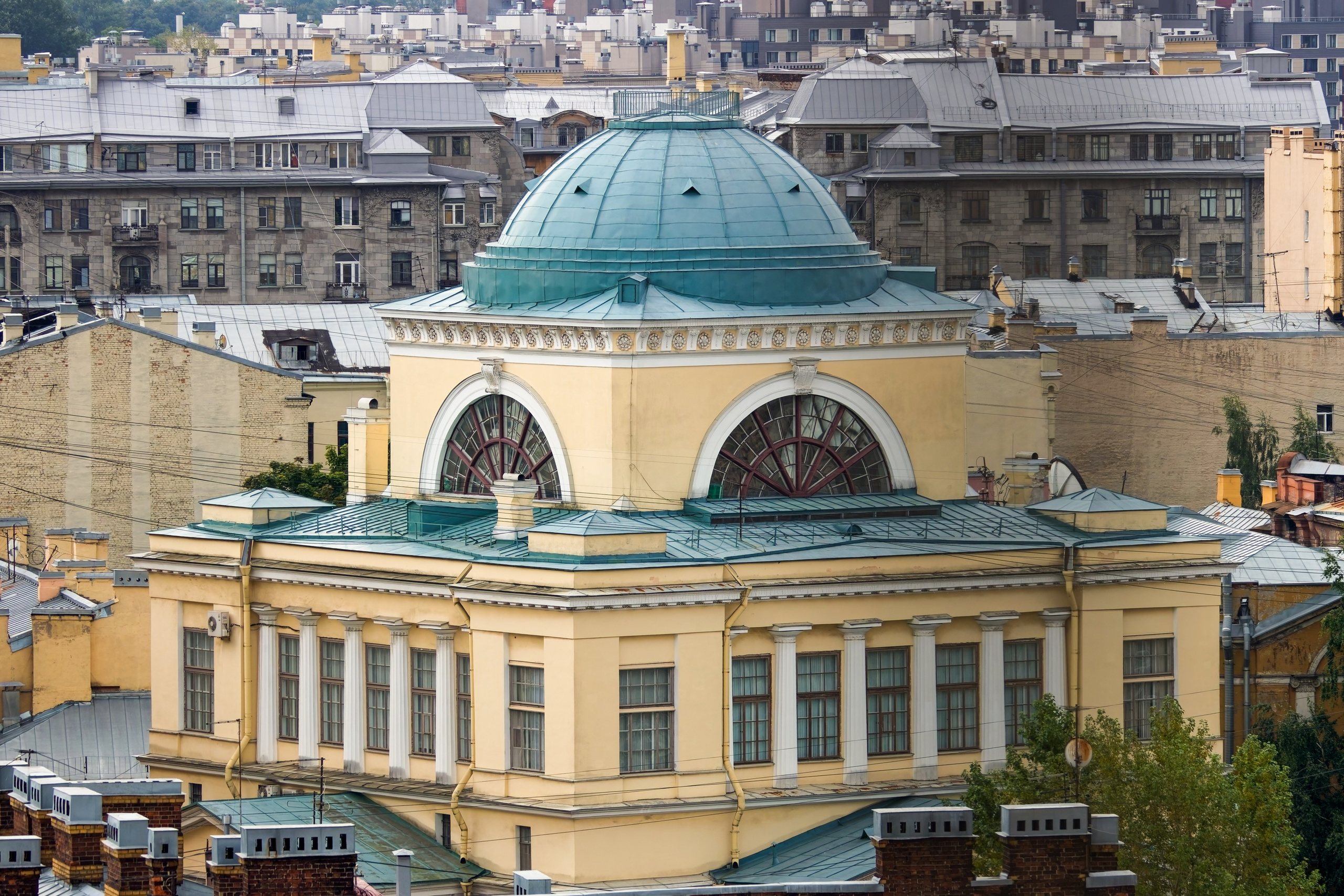Вид на здание музея Арктики и Антарктики со смотровой площадки Владимирского собора Санкт-Петербург