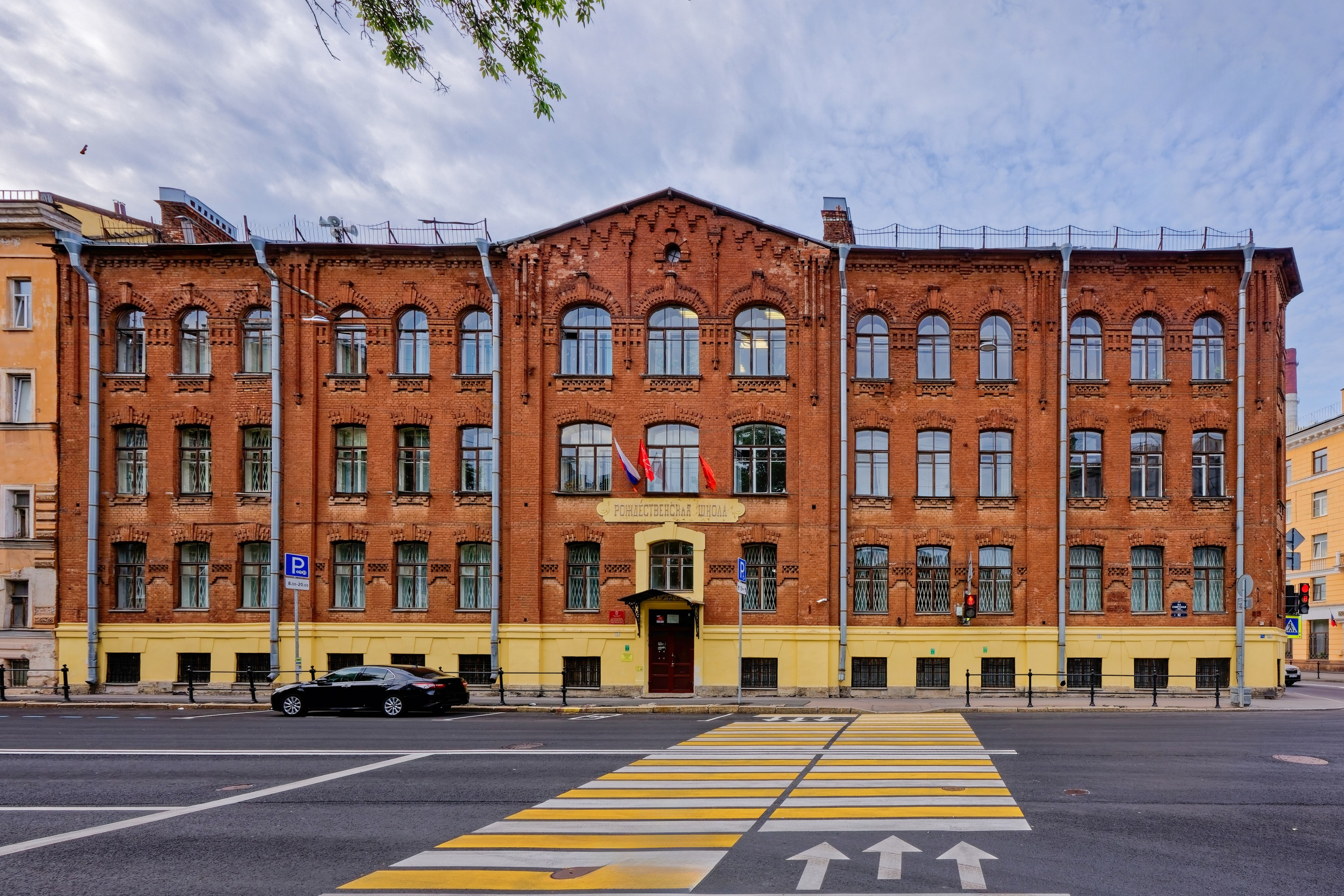 Санкт-Петербург, 8-я Советская, 62 (Новгородская улица, 4). Рождественская школа и Приют Женского патриотического общества кн. Марии Павловны, 1903 год. Архитектор Юлий Юльевич Бенуа