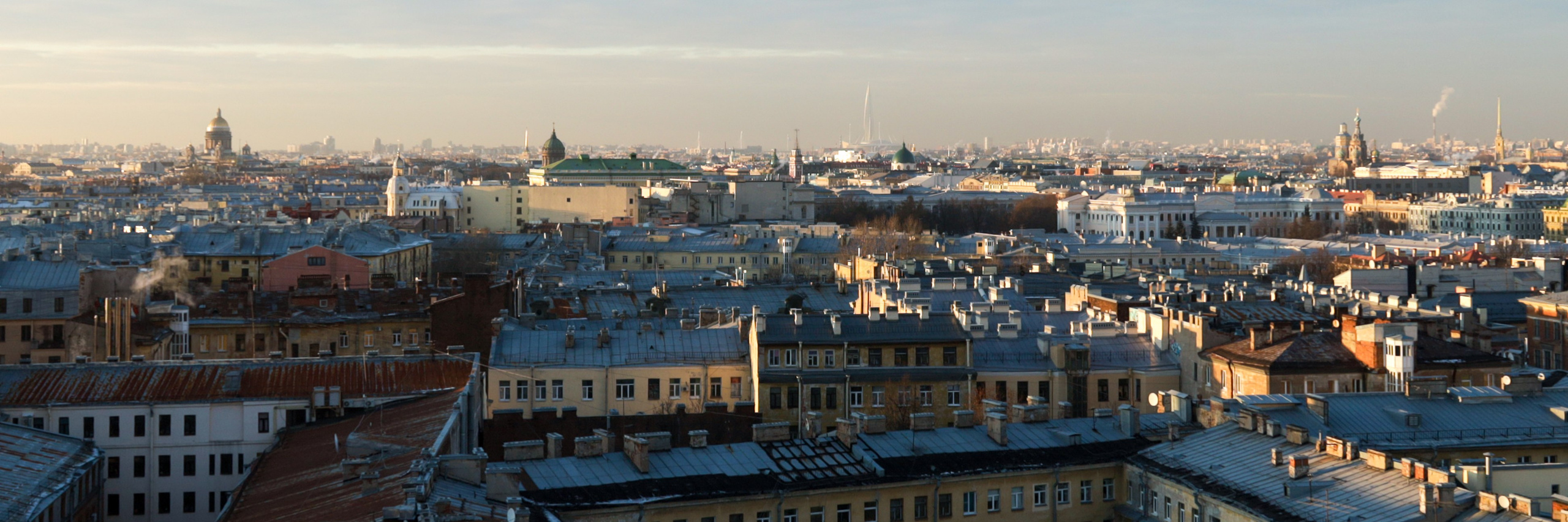 Вид на крыши центра города со смотровой площадки Владимирского собора Санкт-Петербург