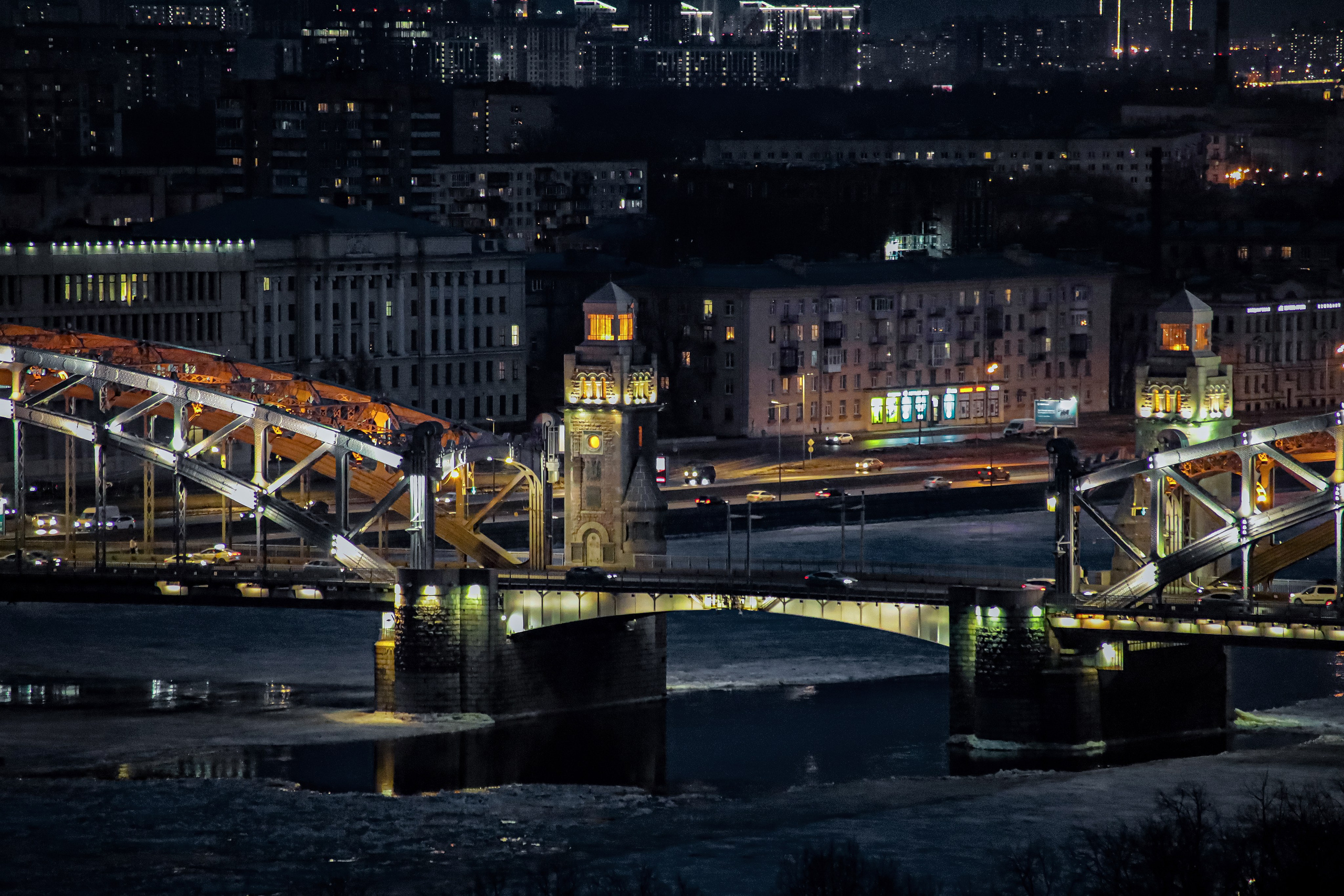 Вид на Большеохтинский мост со смотровой площадки Смольного собора. Санкт-Петербург
