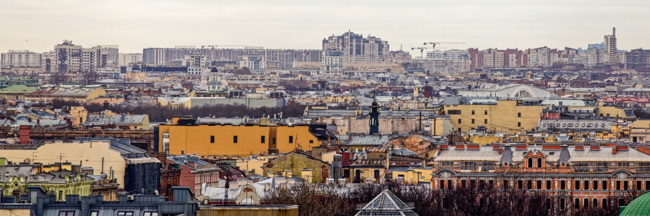 Вид на Кунсткамеру и центр города со смотровой площадки Смольного собора. Санкт-Петербург