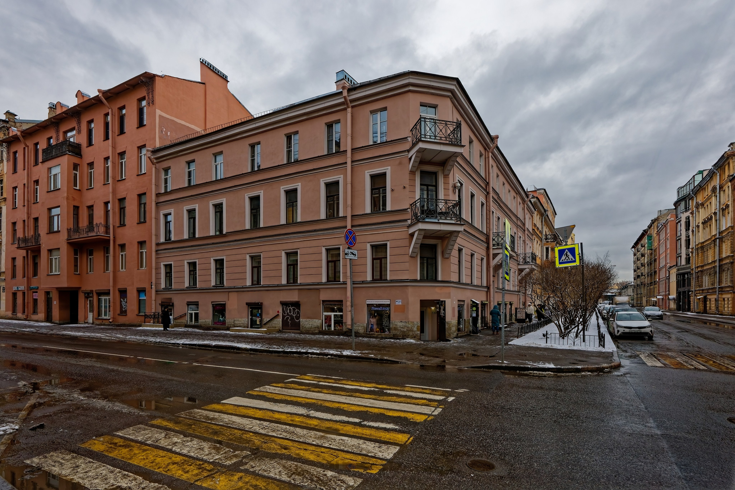 Санкт-Петербург, 4-я Советская улица, 32. Здание паркетного производства. 1869 (1905) год. Архитекторы  Михаил Карлович Нейгаузен (Дмитрий Дмитриевич Устругов)