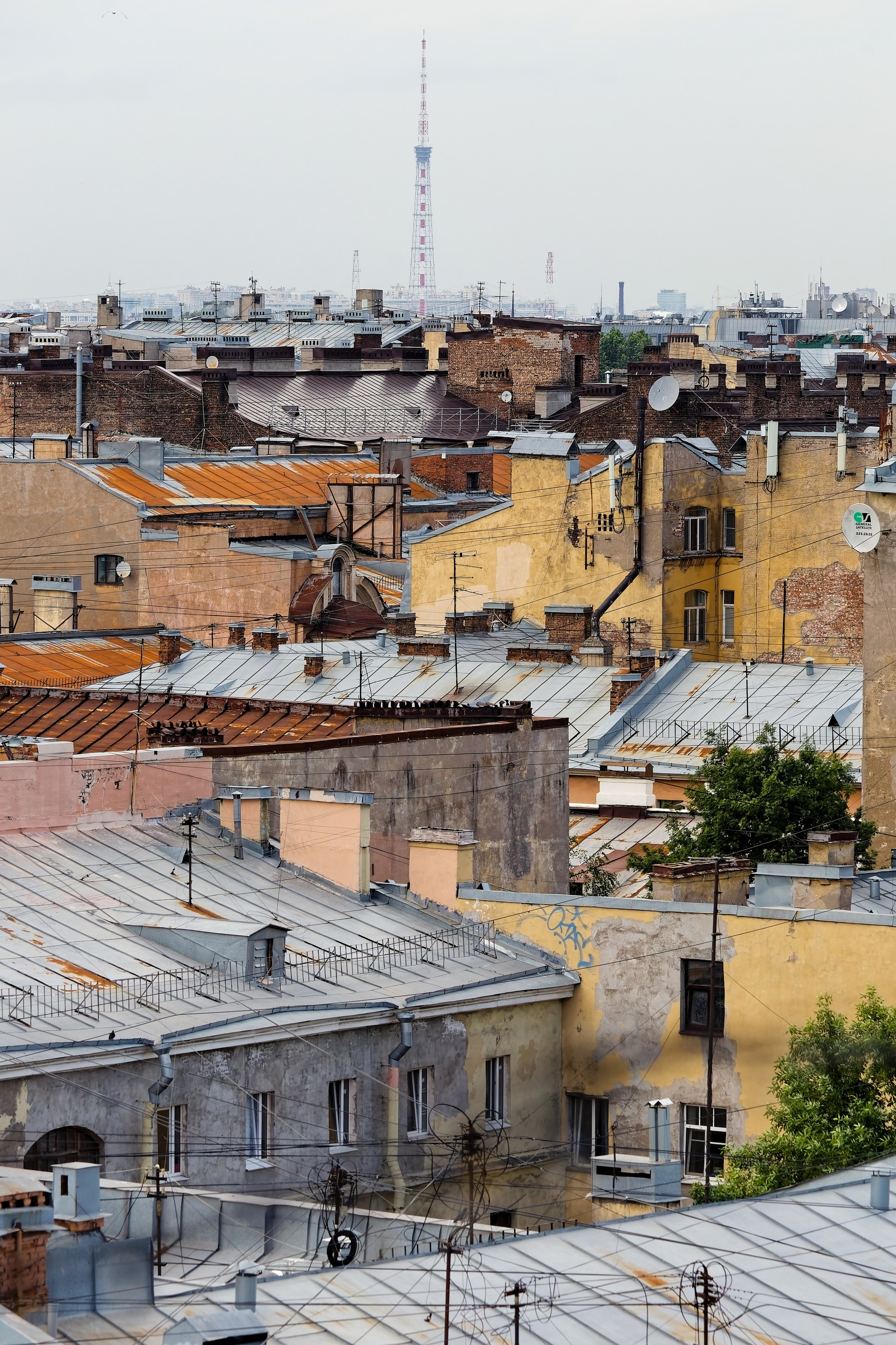 Вид на крыши со смотровой площадки Лофт-проекта Этажи