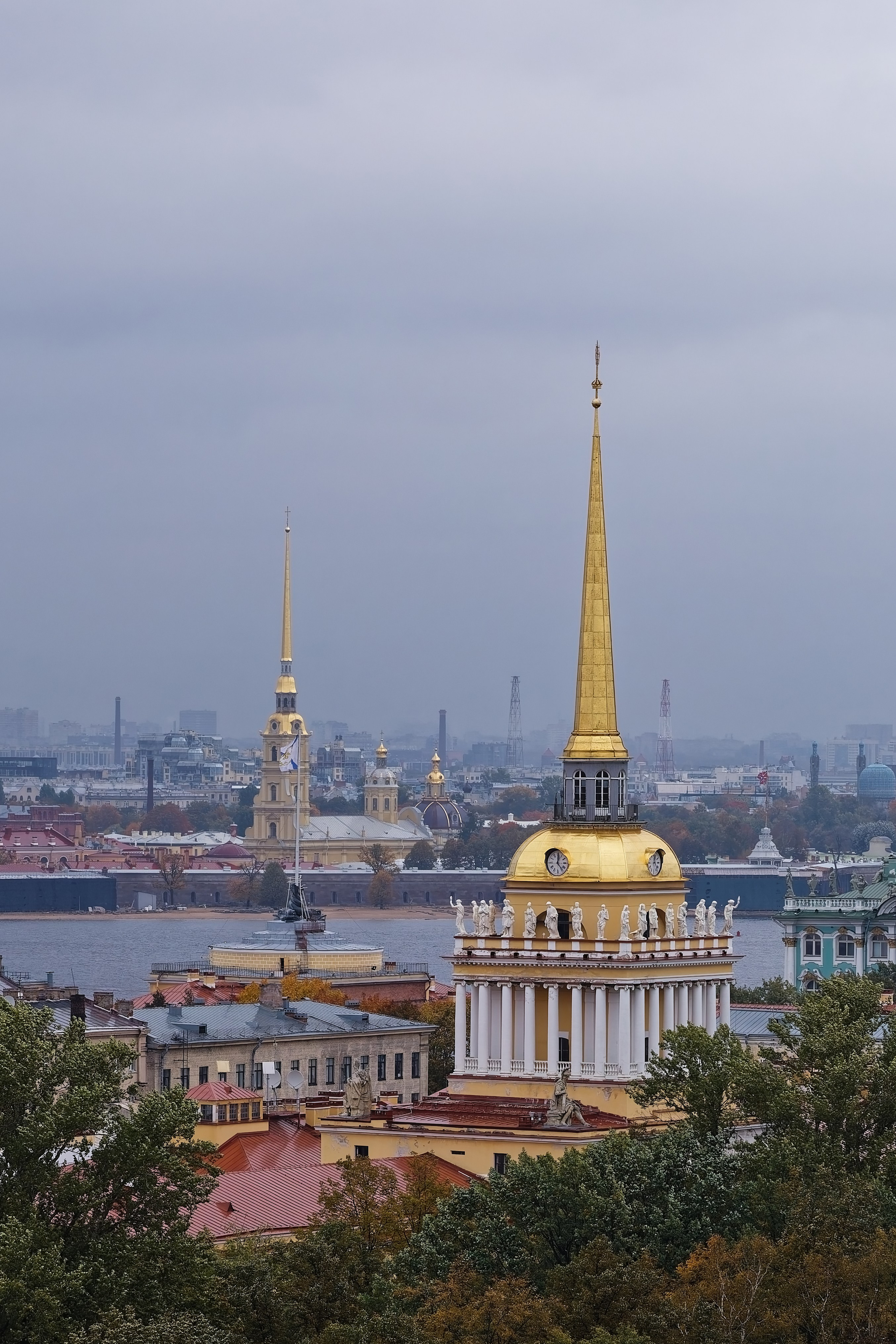 Вид на Адмиралтейство и Петропавловскую крепость со смотровой площадки Исаакиевского собора Санкт-Петербург