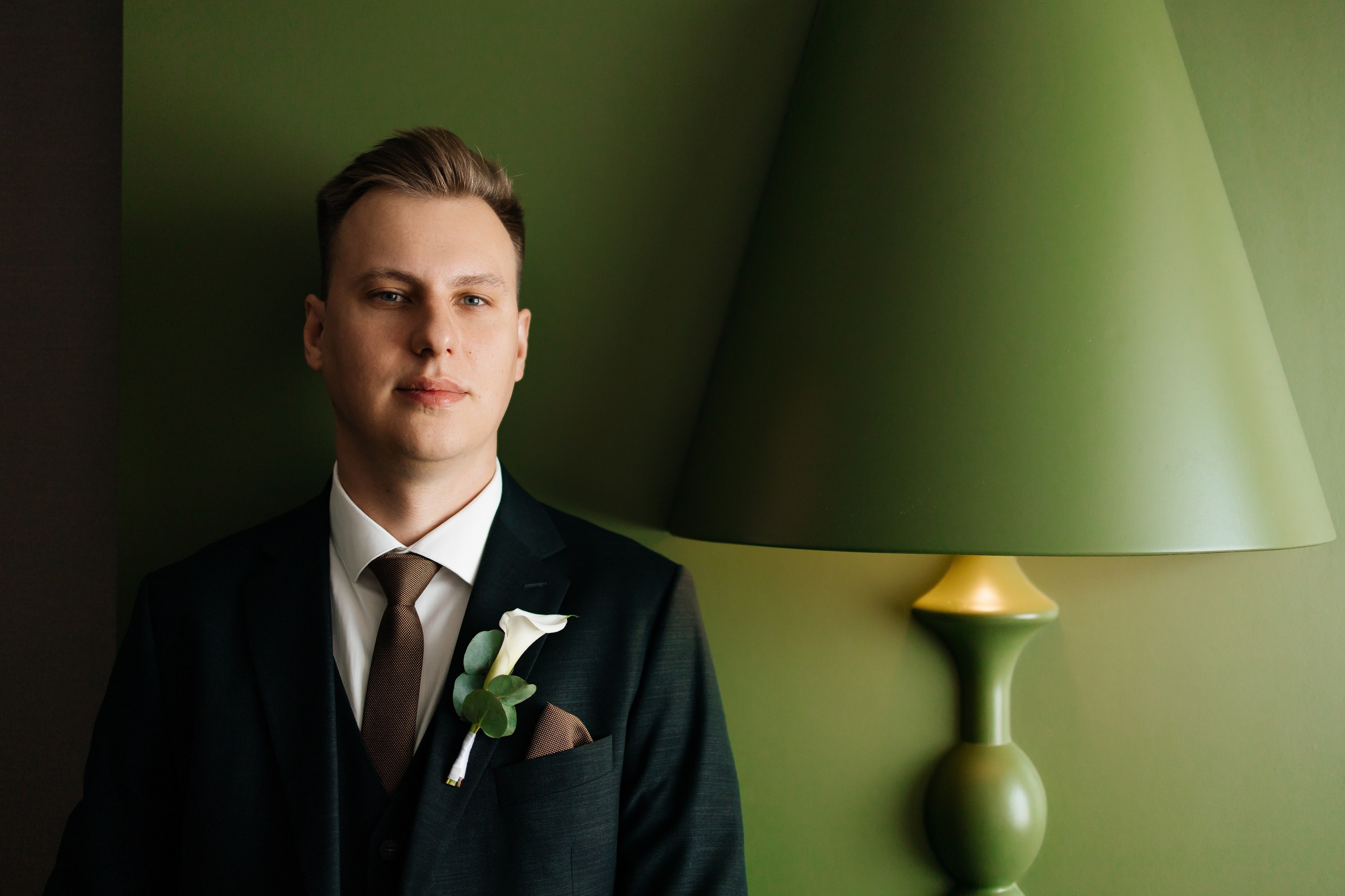Стильный портрет жениха в отеле
