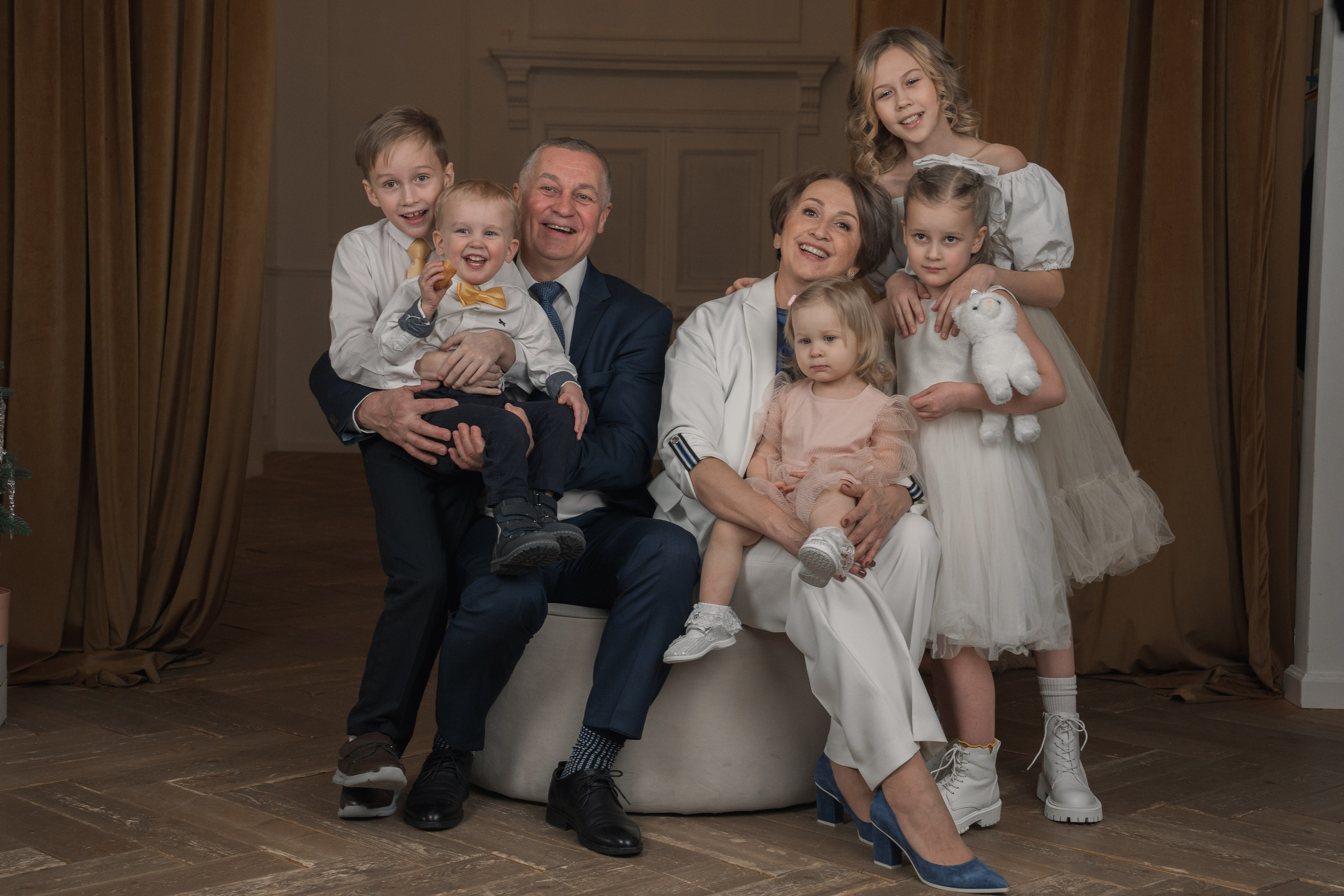 Новогодняя фотосессия большой семьи в студии. Семейный фотограф Екатеринбург Татьяна Девятых