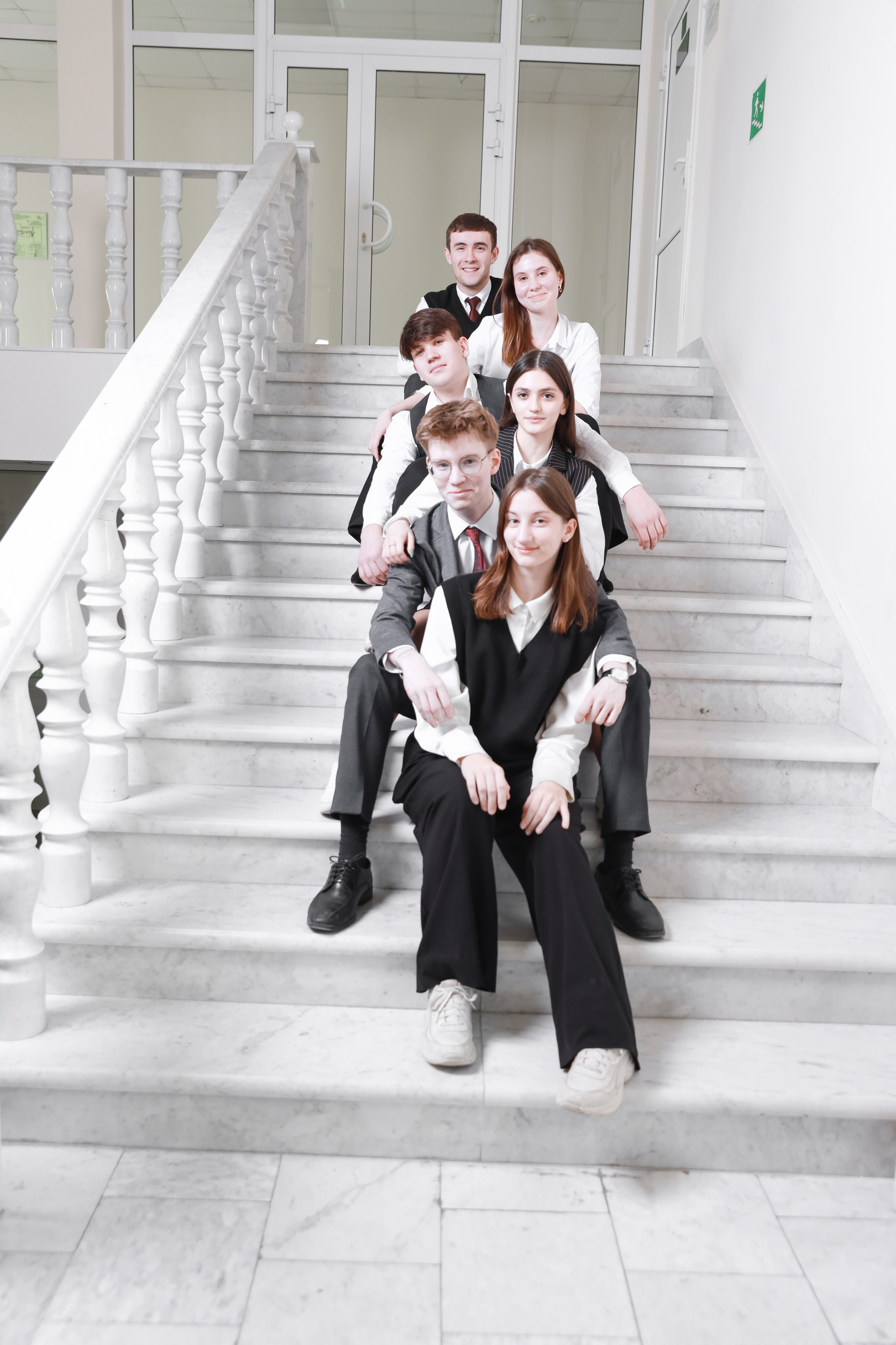 Заказать выпускной школьный альбом Тюмень. Выпускные альбомы в Тюмени для школ, садов, вузов спортивных секций