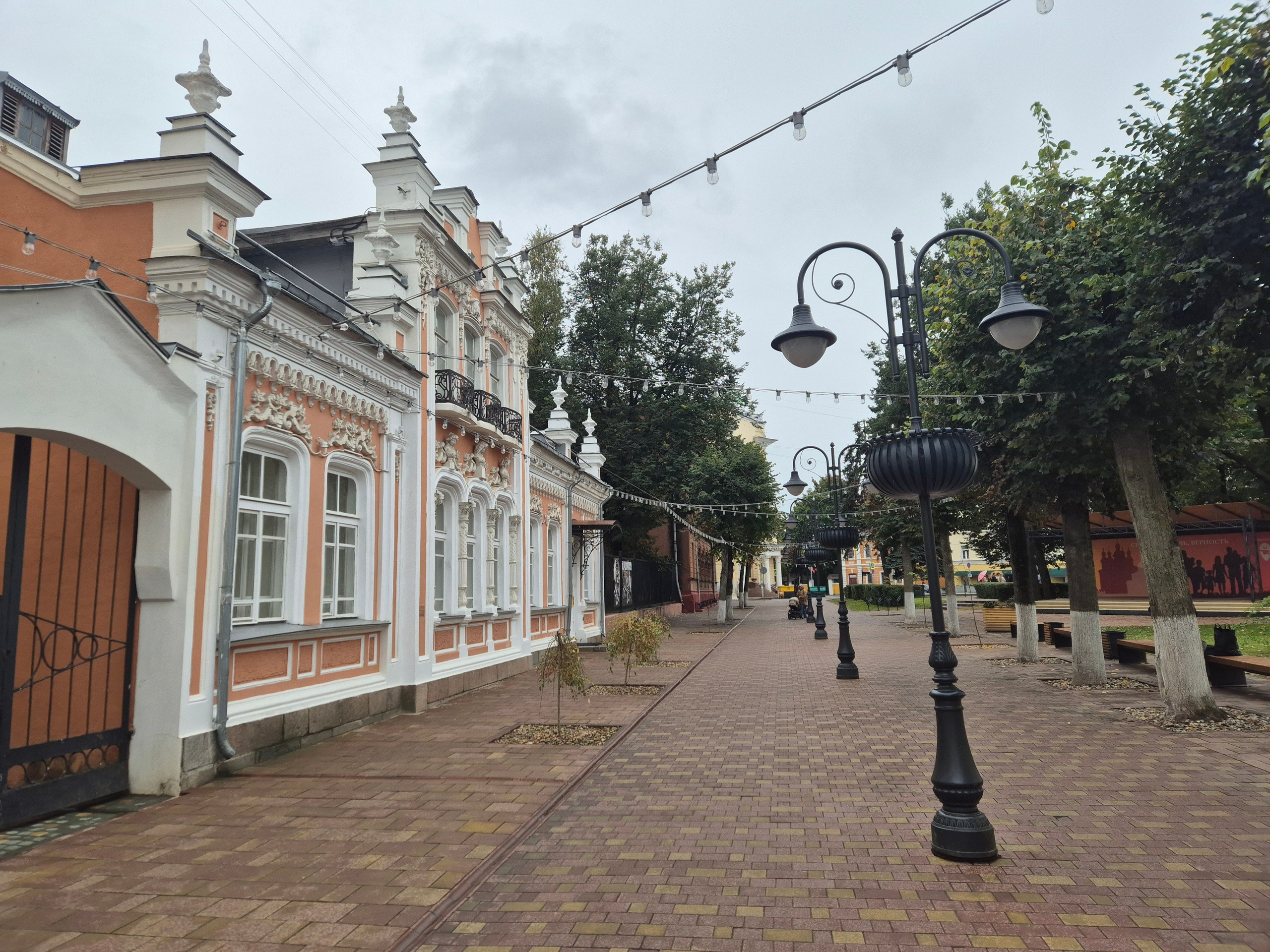 Утренняя прогулка по городу дождиком превратилась в посещение музея скульптур