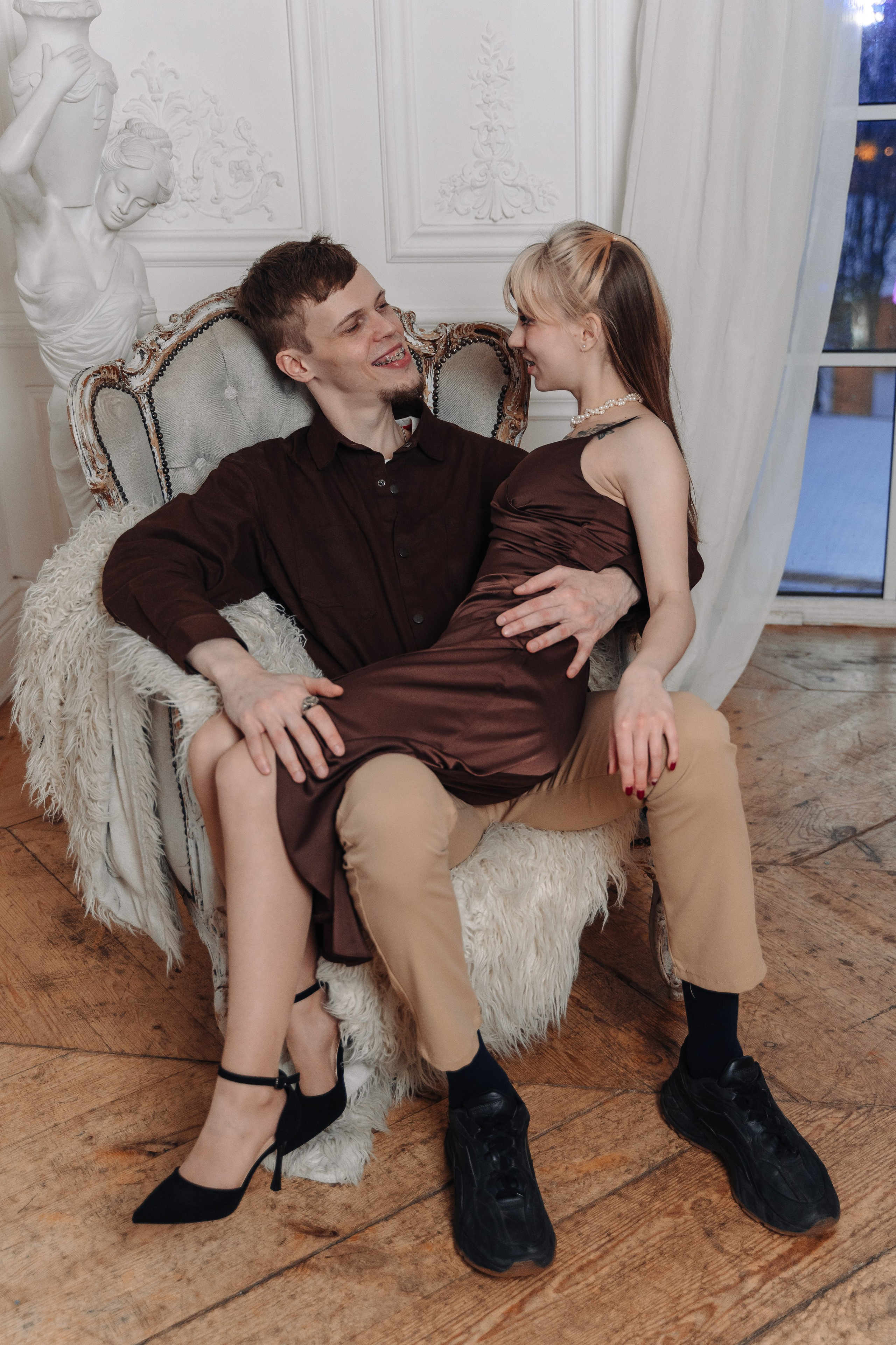 Зимняя фотосессия лавстори с предложением руки и сердца в фотостудии