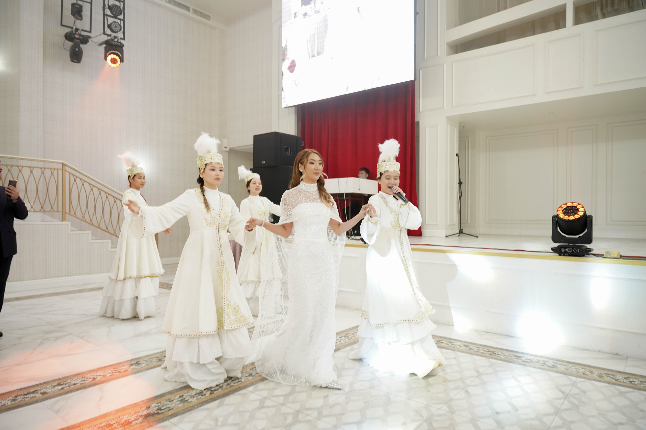 Dana uzatu. Фотограф Ернар Ержанов