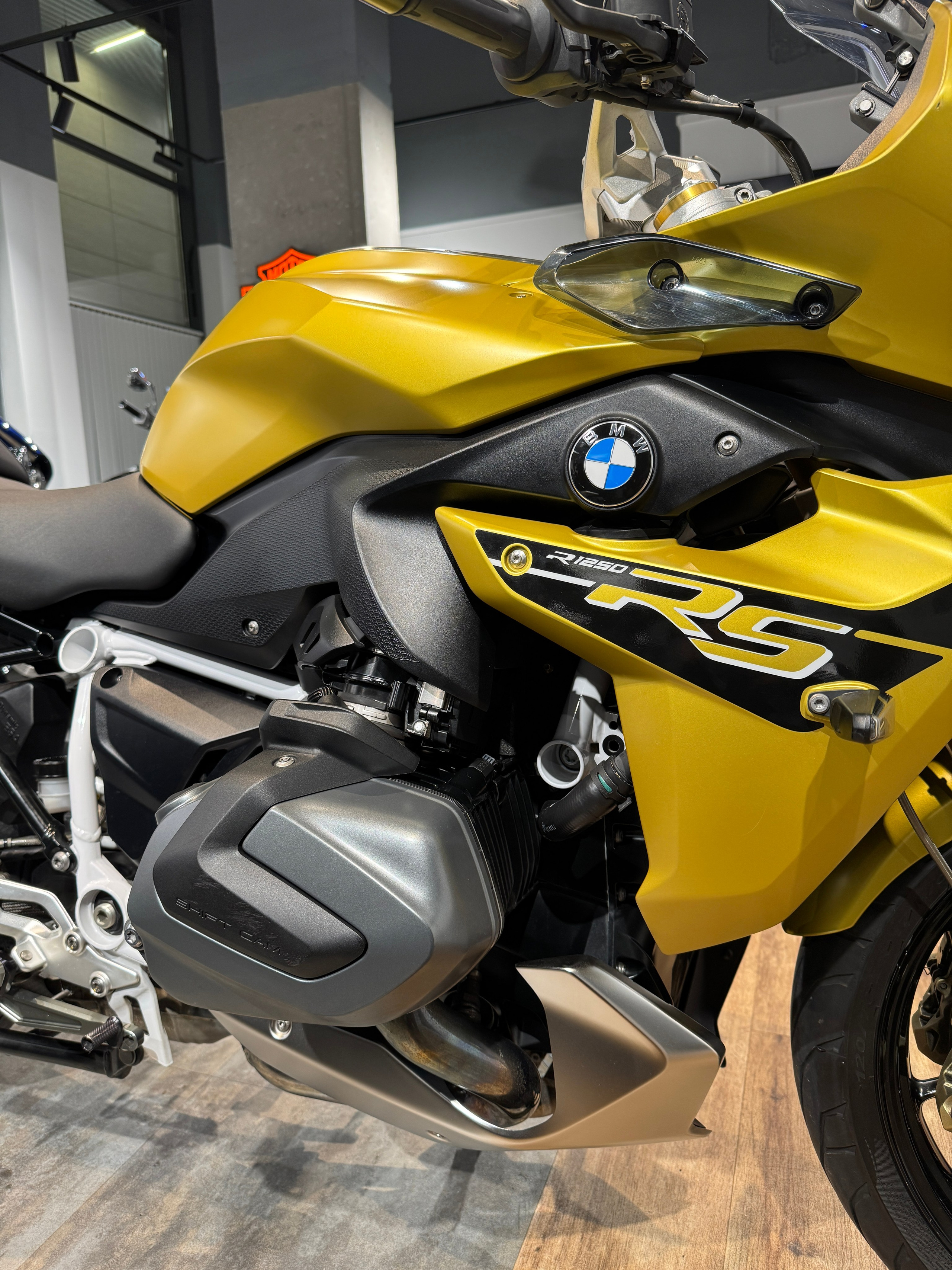 Мотоциклы 2019 R1250RS (Austin Yellow)  — купить мотоцикл. Hello Davidson, Москва. Только хорошие мотоциклы…