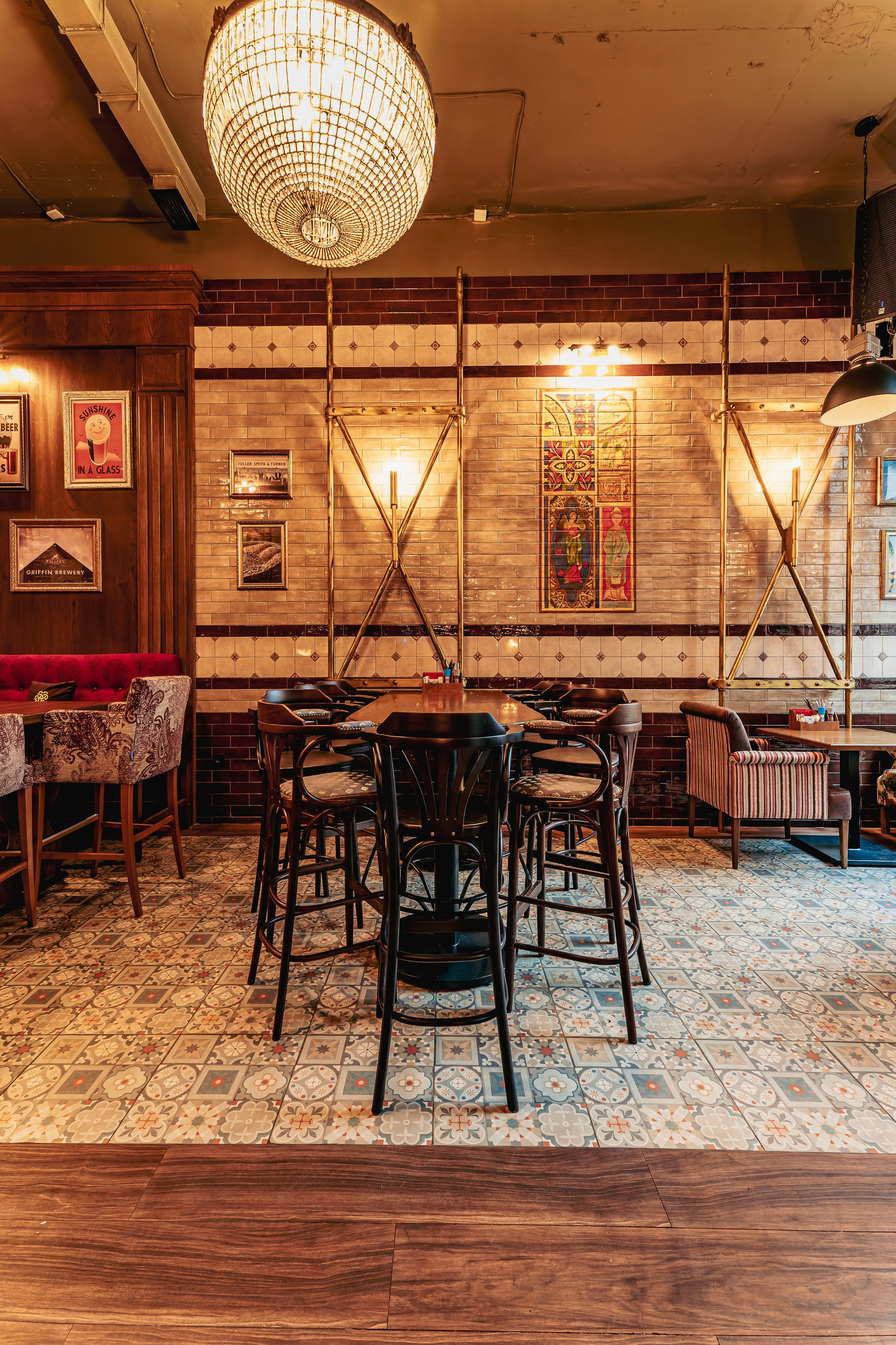 Алматы, Fuller's 4you — камерный паб в верхней части города, апрель 2025. Интерьерный фотограф Алматы