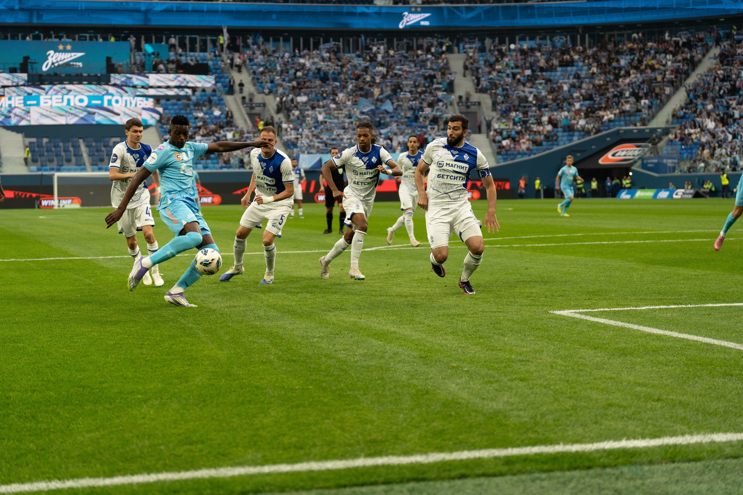 Репортажный фотограф спорт съемка атаки Зенита на Газпром Арене