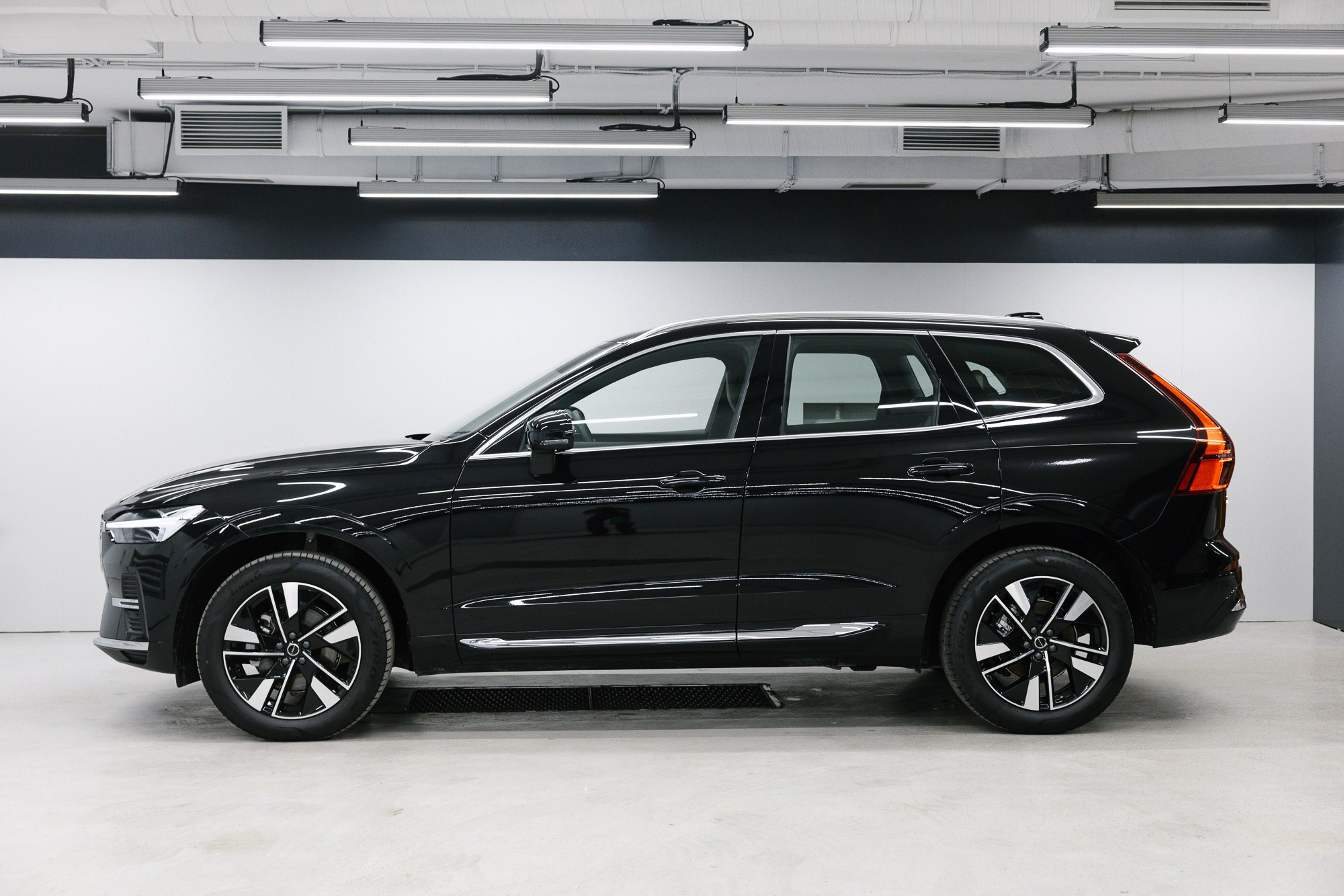 Volvo XC60 2.0 T5 4WD AT (250 л. с.). Автосалон «Х-Авто»
