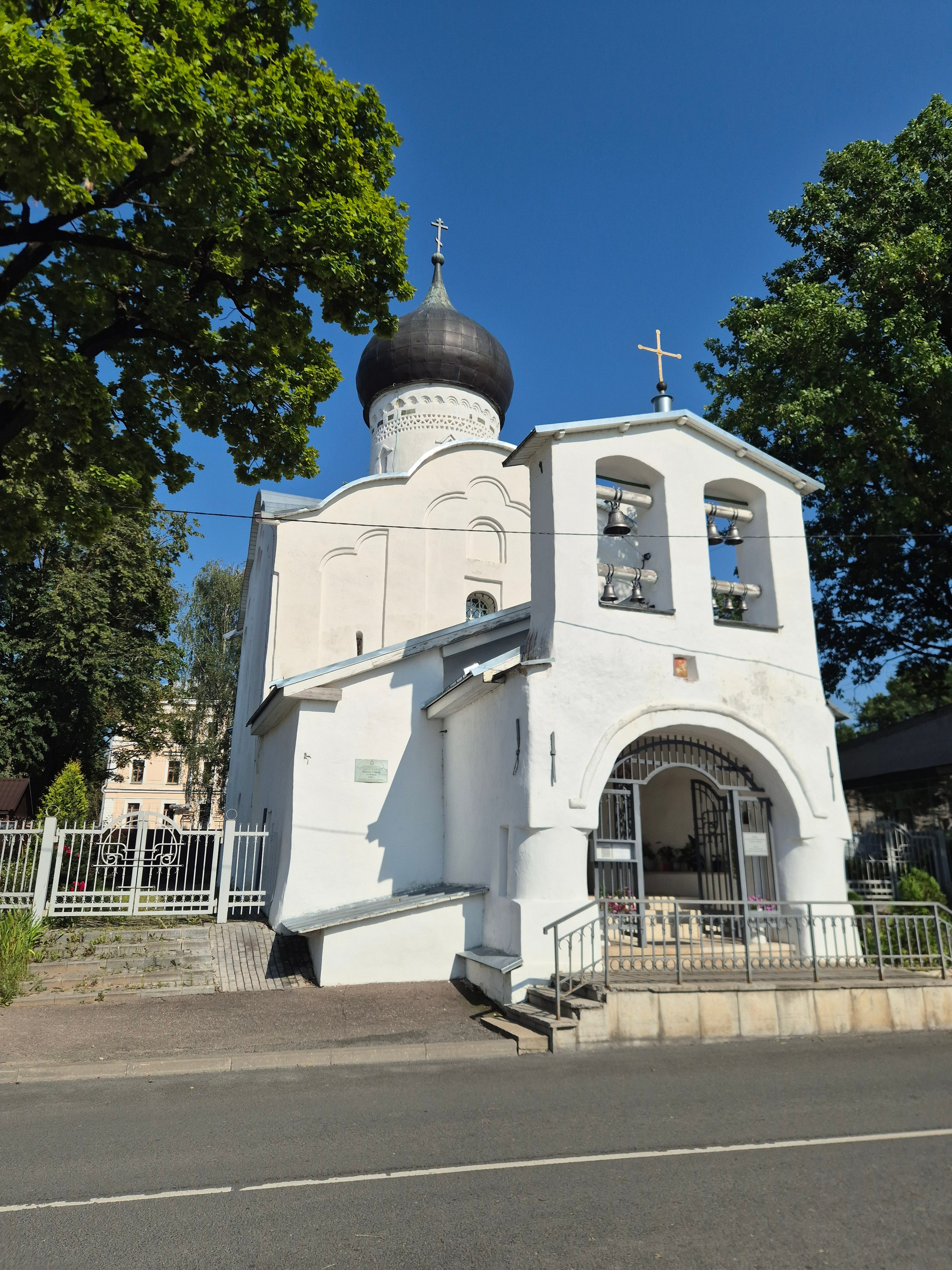 Храм Георгия Победоносца со Взвоза. Название «со Взвоза» церковь получила т.к. была построена у одной из псковских переправ на высоком берегу Великой, на подъёме («взвозе») к Егорьевским воротам стены Окольного города