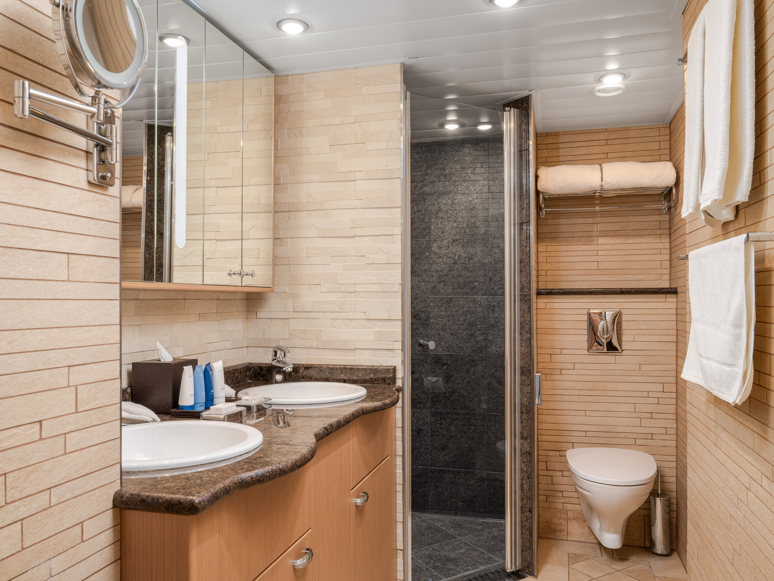 Теплоход «Викинг Трувор». Вячеслав Лазарев фотографирую интерьеры