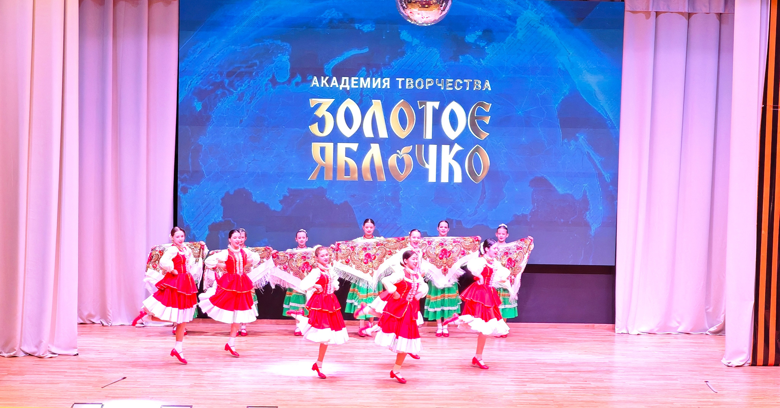 1 ноября 2025 г, г. Бохтар, Таджикистан. Золотое яблочко