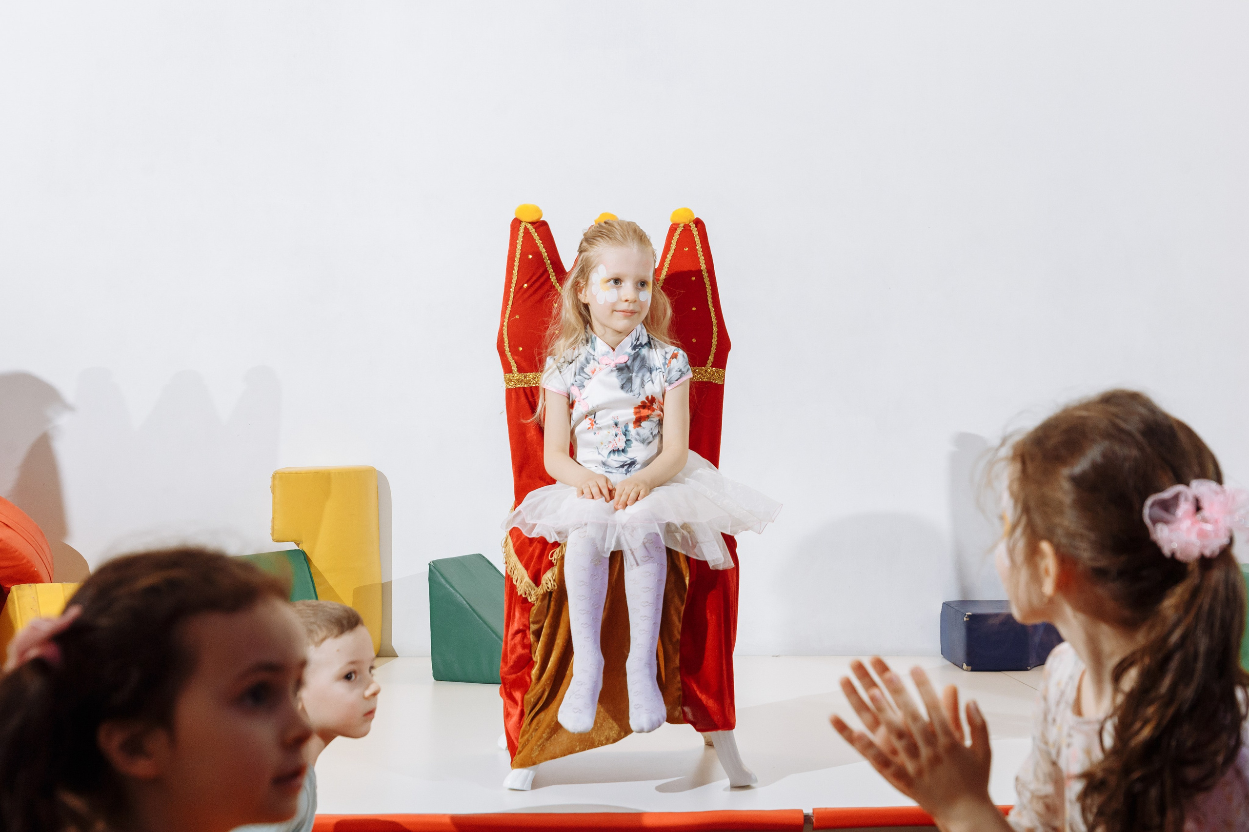 Олеся празднует свое 6 летие в компании Алисы, Чеширского кота и друзей. Событийный фотограф Максим Бескоровайновнов