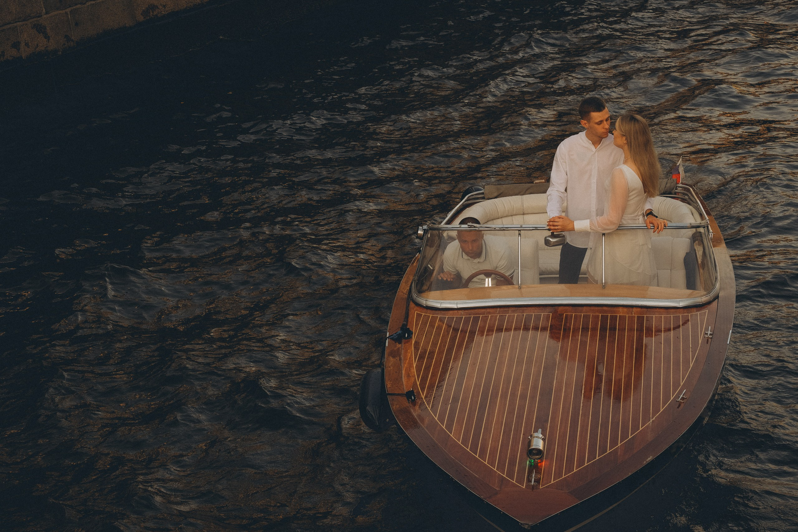 СВАДЕНБНАЯ СЬЕМКА НА КАТЕРЕ ПО КАНАЛАМ САНКТ-ПЕТЕРБУРГА И В АКВАТОРИИ НЕВЫ. Профессиональный фотограф, Санкт-Петербург — Виктория Богомолова
