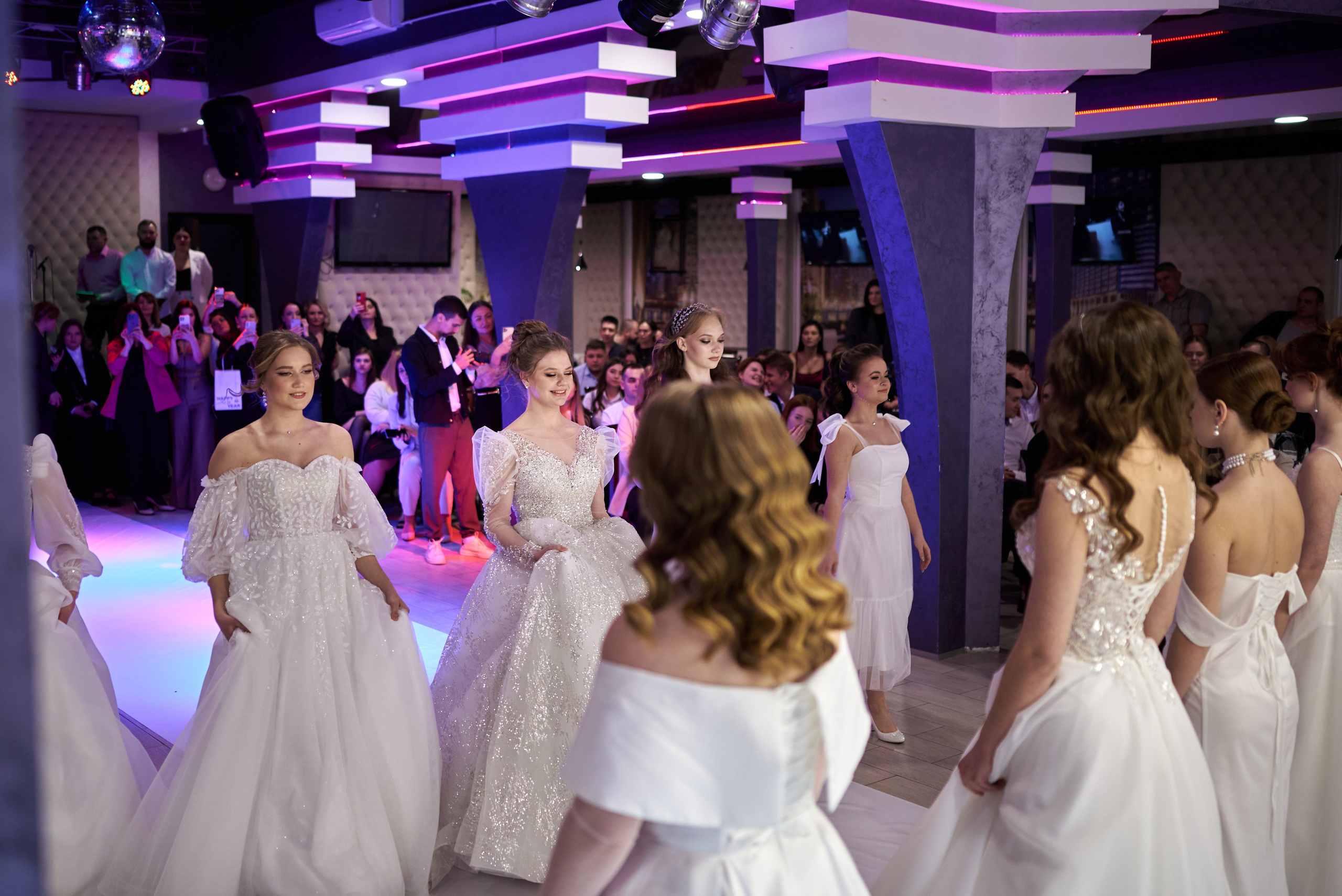 Фотограф Старый Оскол, свадебный фотограф на мероприятие. Профессиональный фотограф Старый Оскол, Губкин — свадьба, венчание, крещение, юбилей и день рождения