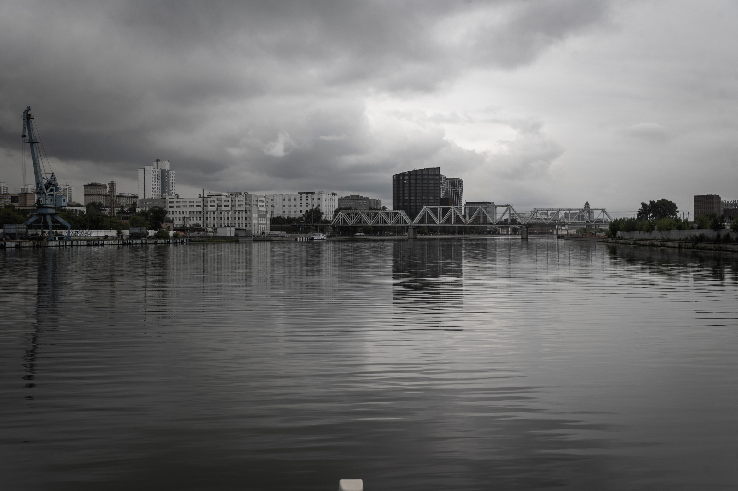 Москва-река. Лето. Яхта. Фотограф Роман Адлер