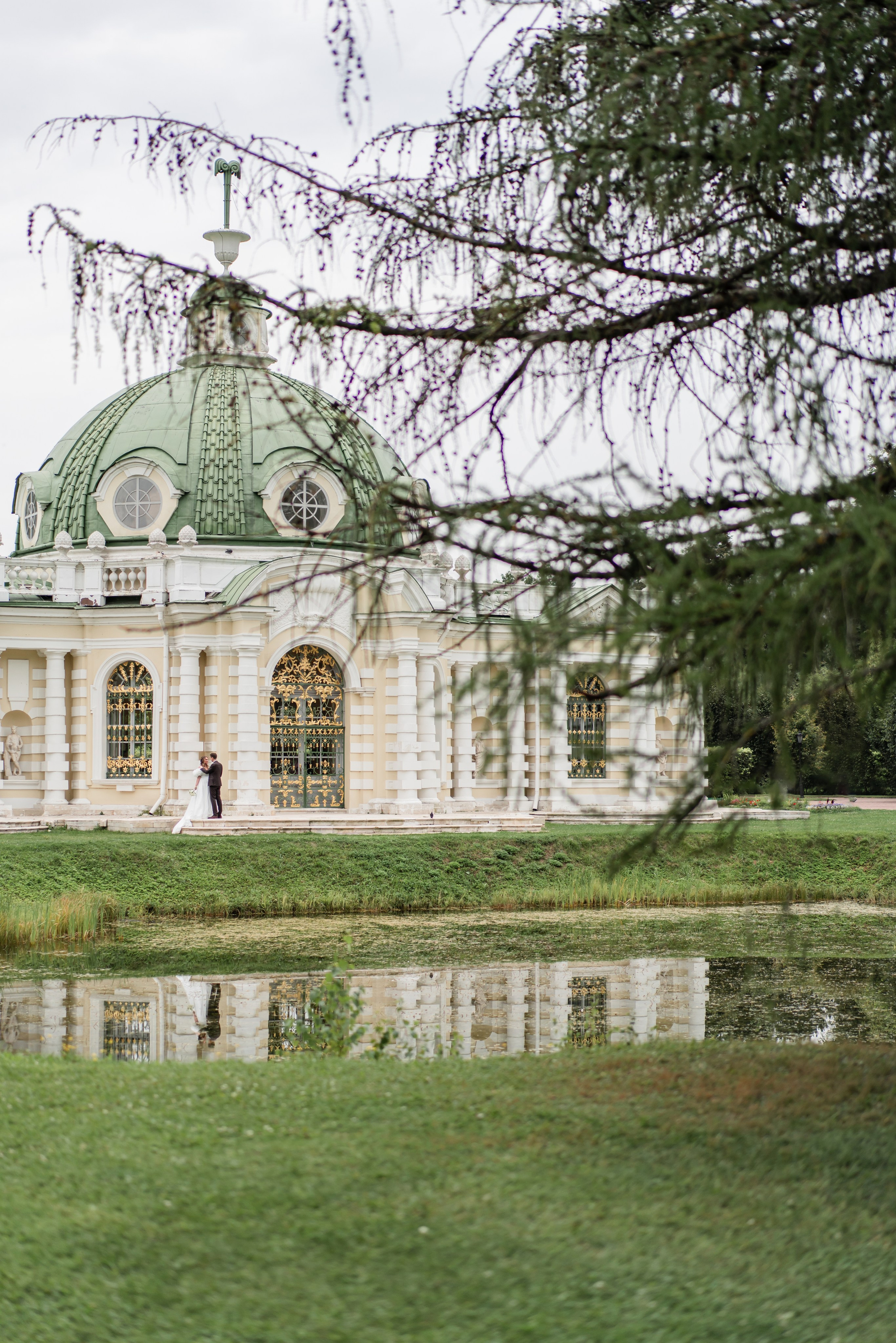 Свадебная фотосессия в отеле The St. Regis Moscow Nikolskaya. Свадебный фотограф Вера Климова