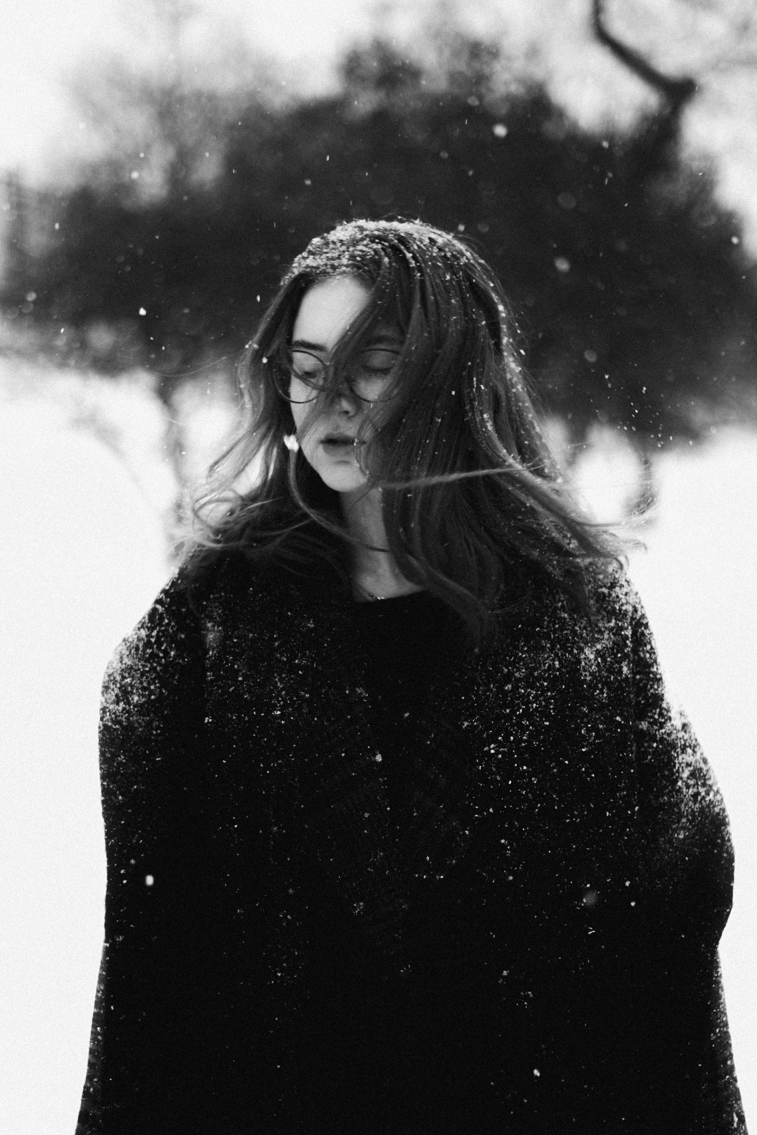Женский портрет в снегопад
