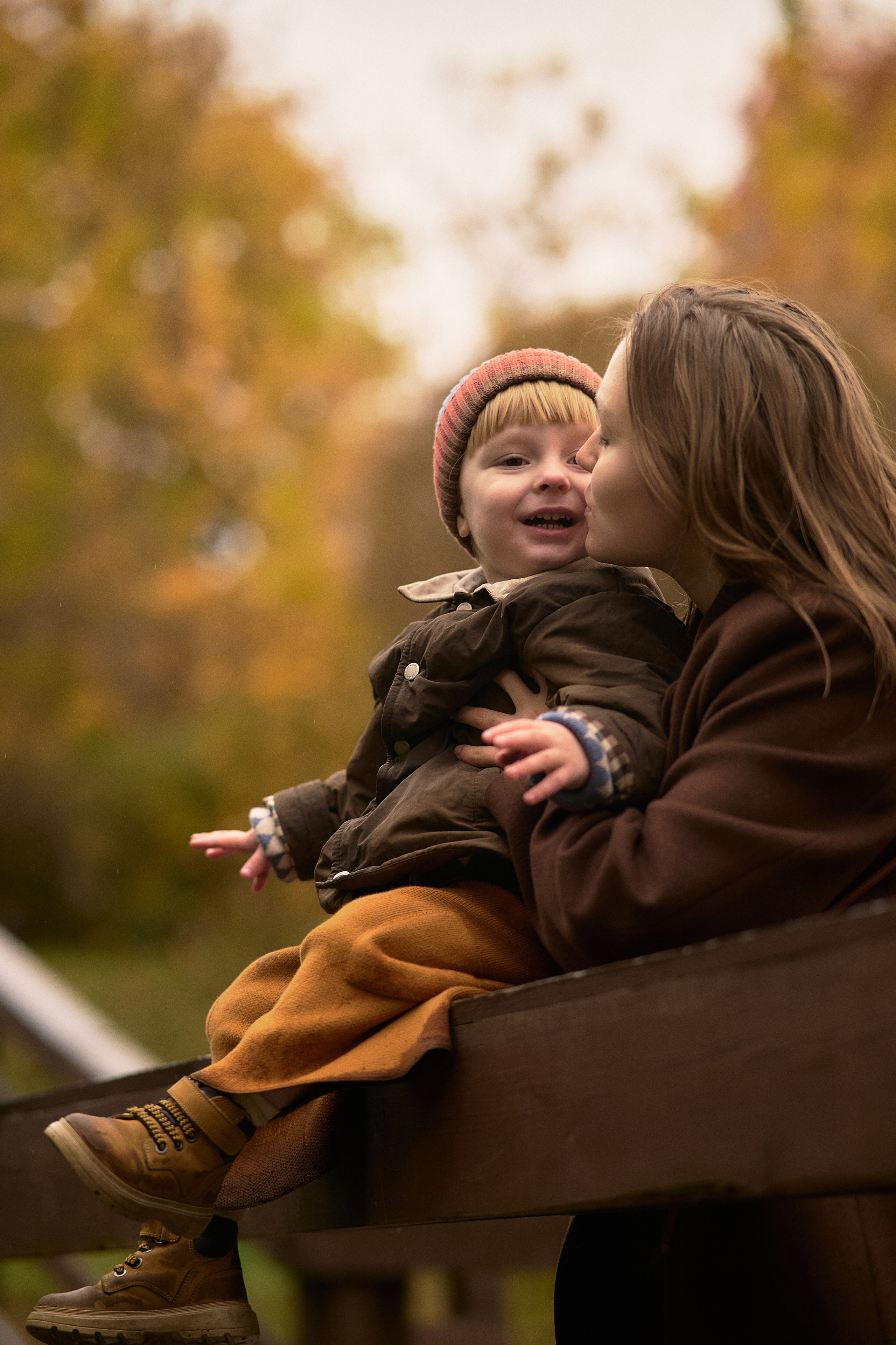 Света и Илюша под дождём. Семейный и свадебный lifestyle-фотограф в Москве Мария Петрова