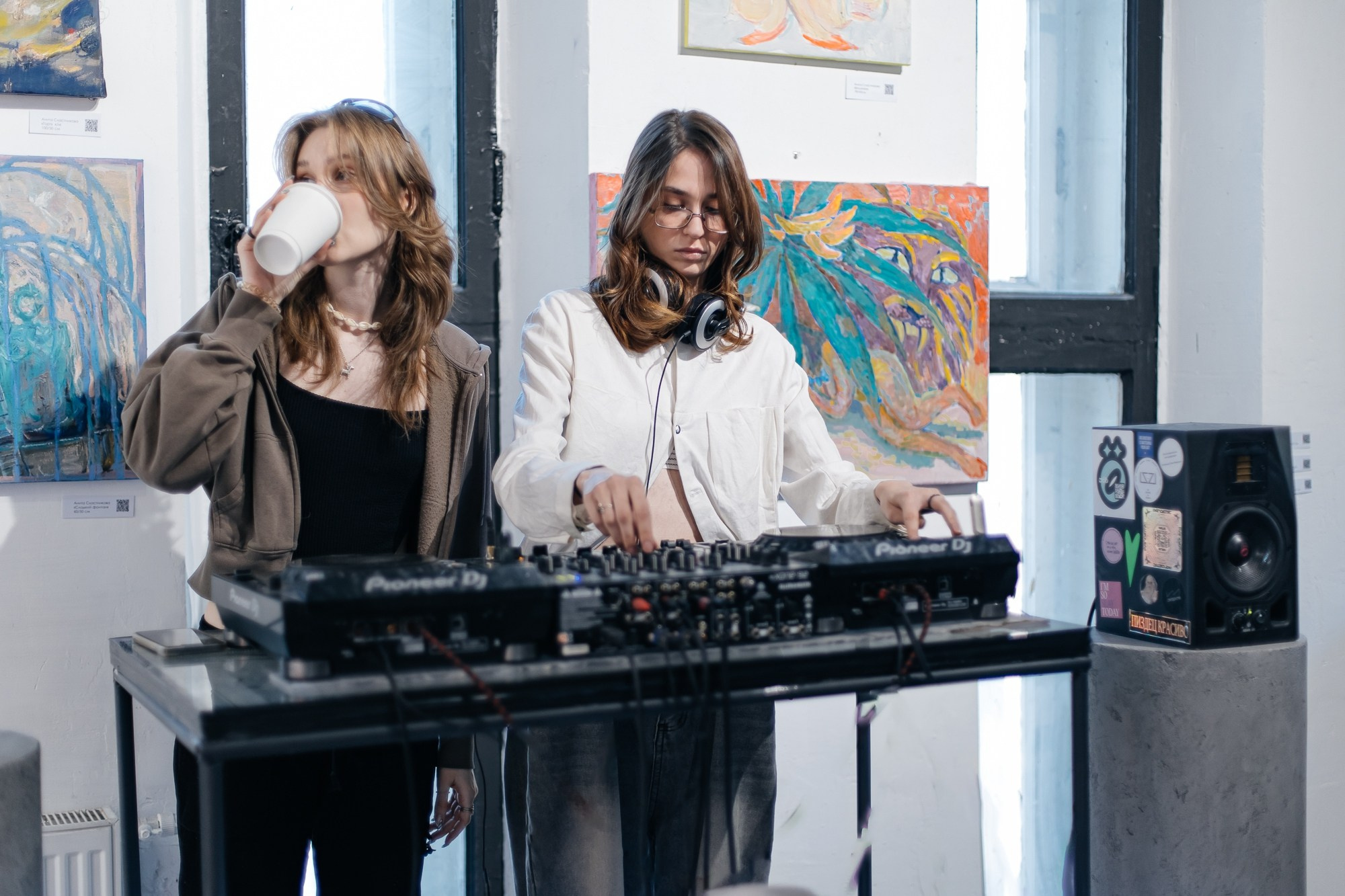 IZZI ROOM | Открытие выставки | май 2025. Репортажный фотограф в Санкт-Петербурге СПБ Алиса Ческидова на ваше мероприятие