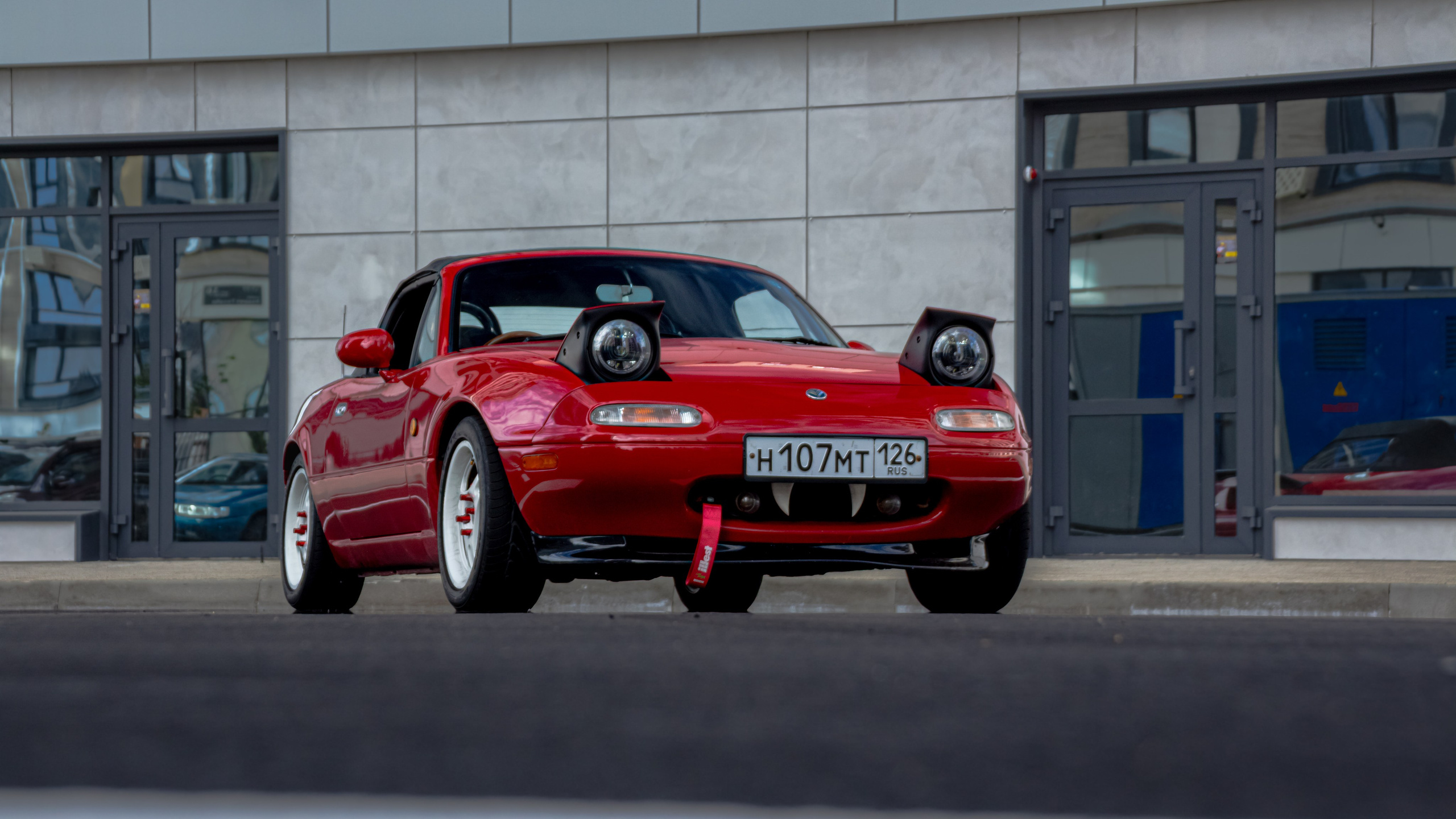 Фото Mazda MX-5 Miata (Eunos Roadster) NA: красный родстер