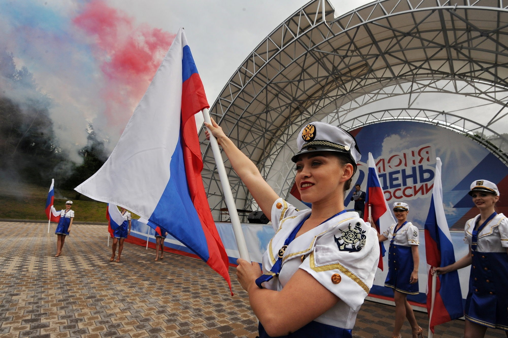 Официоз по плану, жизнь — между кадров: как снять День России и остаться собой. Документальный фотограф Сергей Вдовин