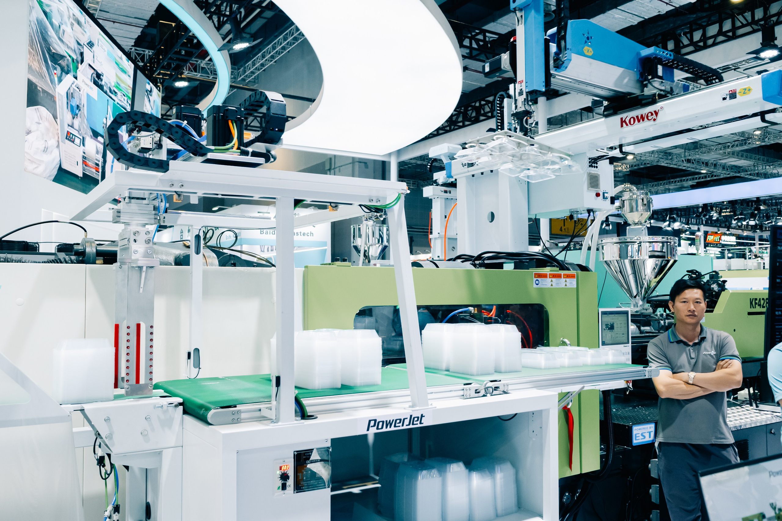 Фото и видеосъемка на выставке CHINAPLAS в Шанхае | Компания VZLP | Фотограф в Шанхае