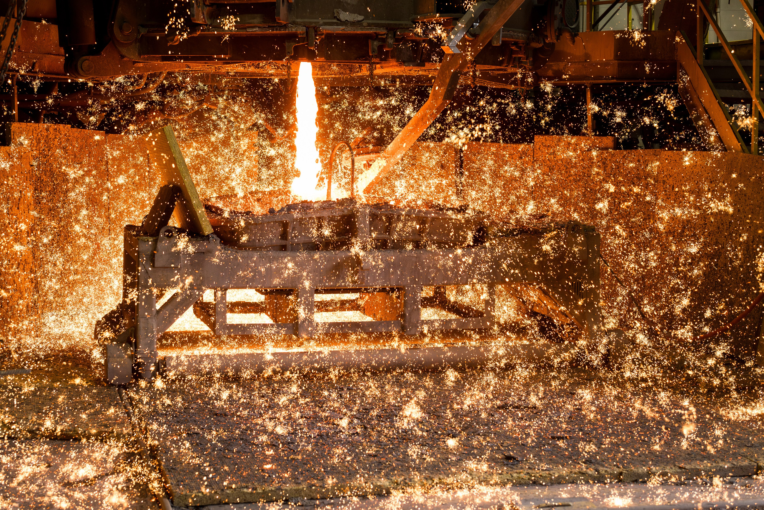 Контент съемка для завода в Ростове-на-Дону как зритель держит флаг России