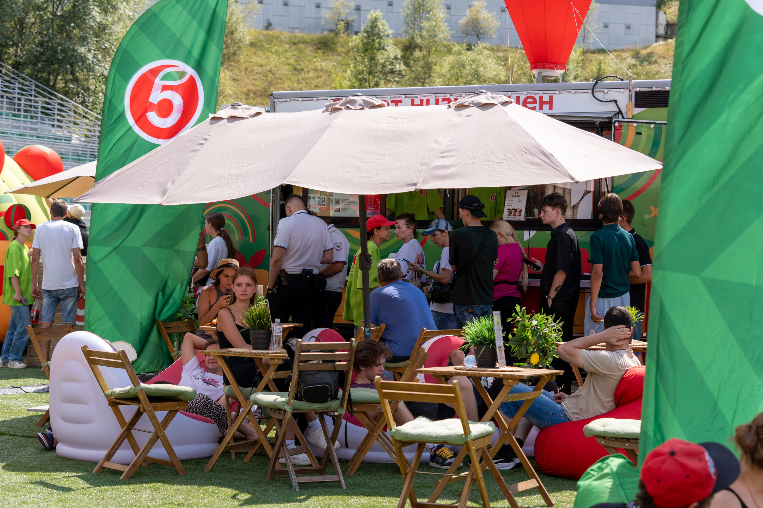 Фотоотчет партнеской интеграции для сети «Пятерочка» на фестивале «Grounded». Репортажный фотограф в Красной Поляне и Сочи Павлюченко Екатерина