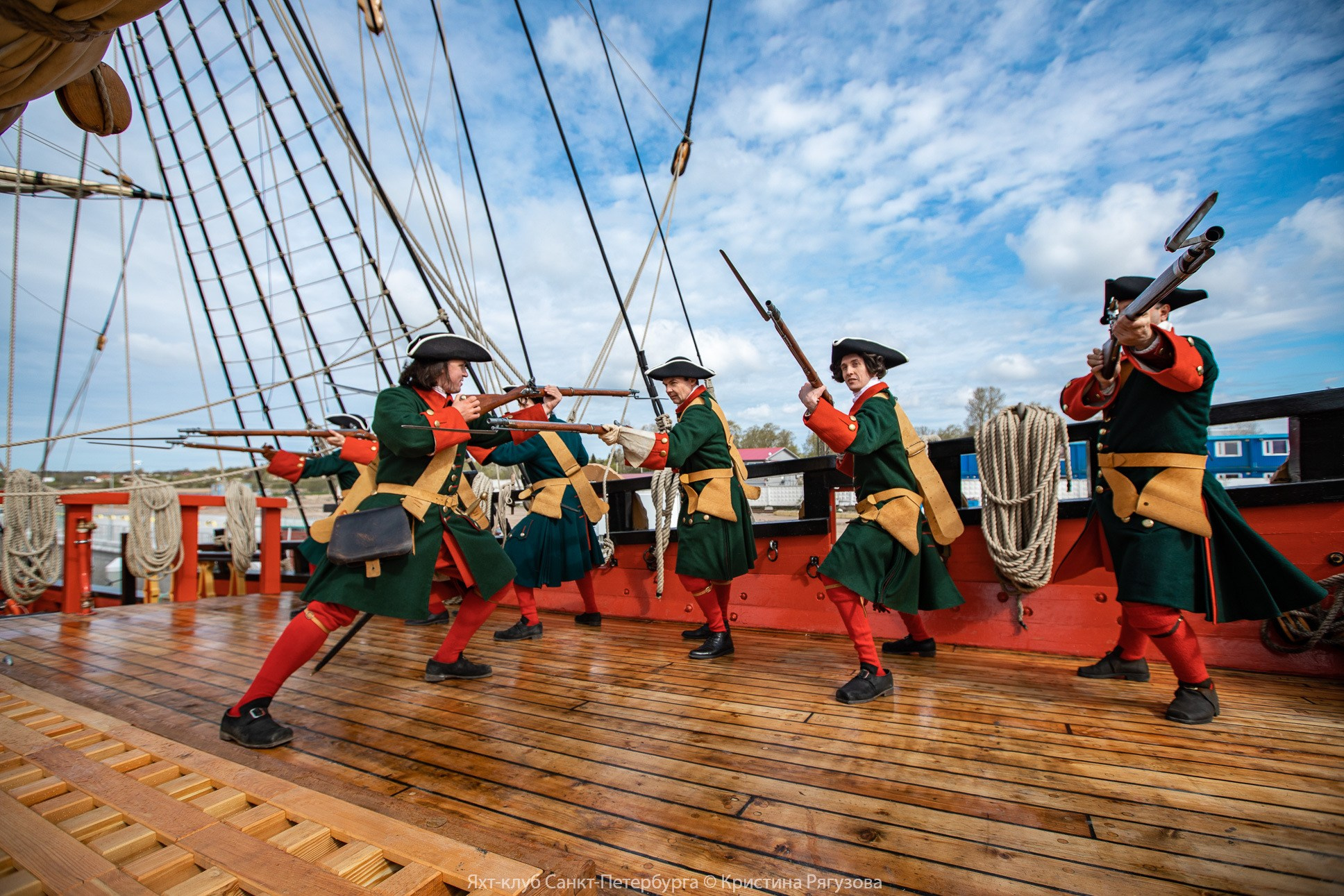 Солдаты-реконструкторы на борту корабля-музея Полтава.