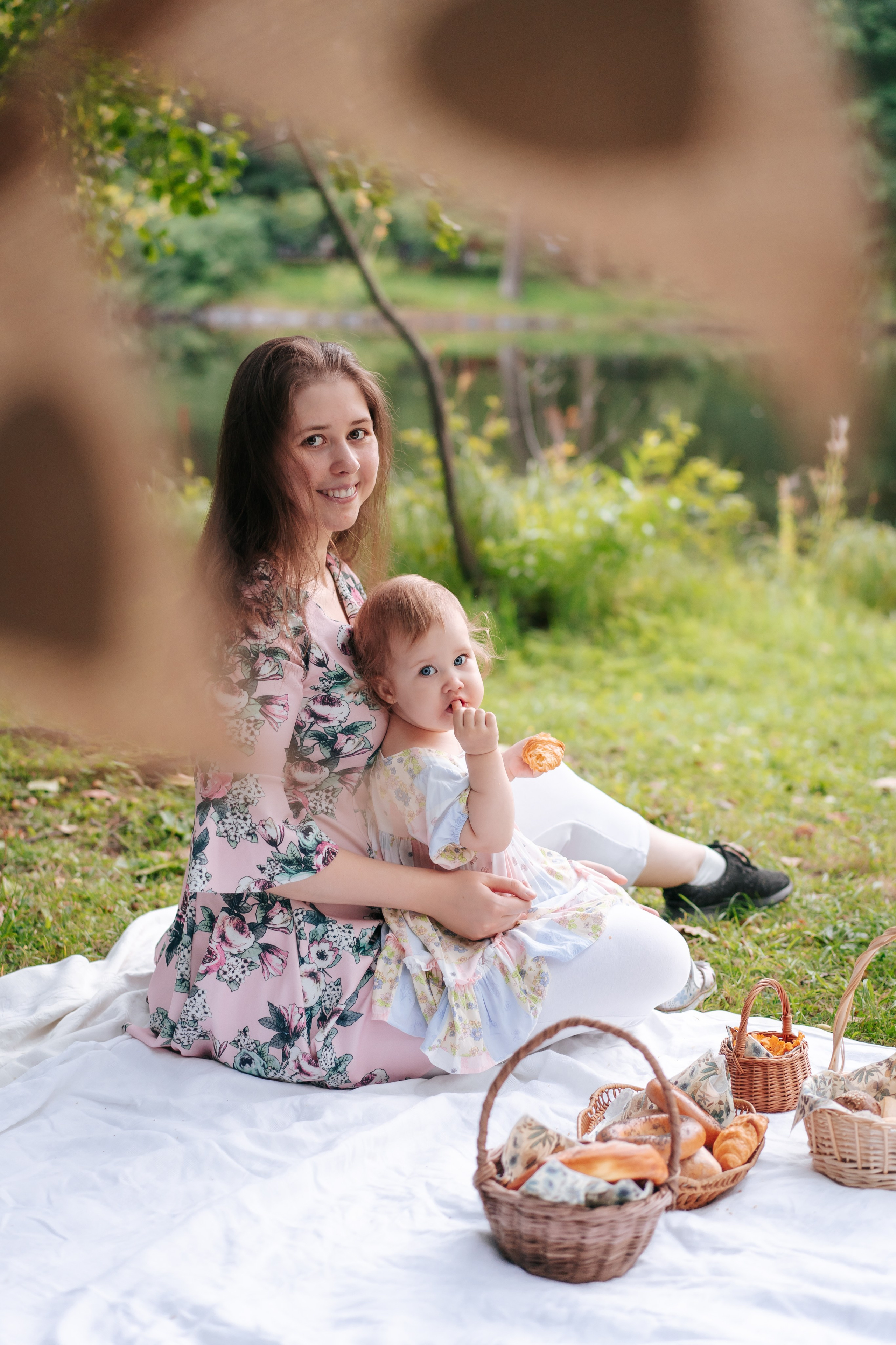 Евангелина с мамой в парке. Детская, семейная фотостудия в Санкт-Петербурге