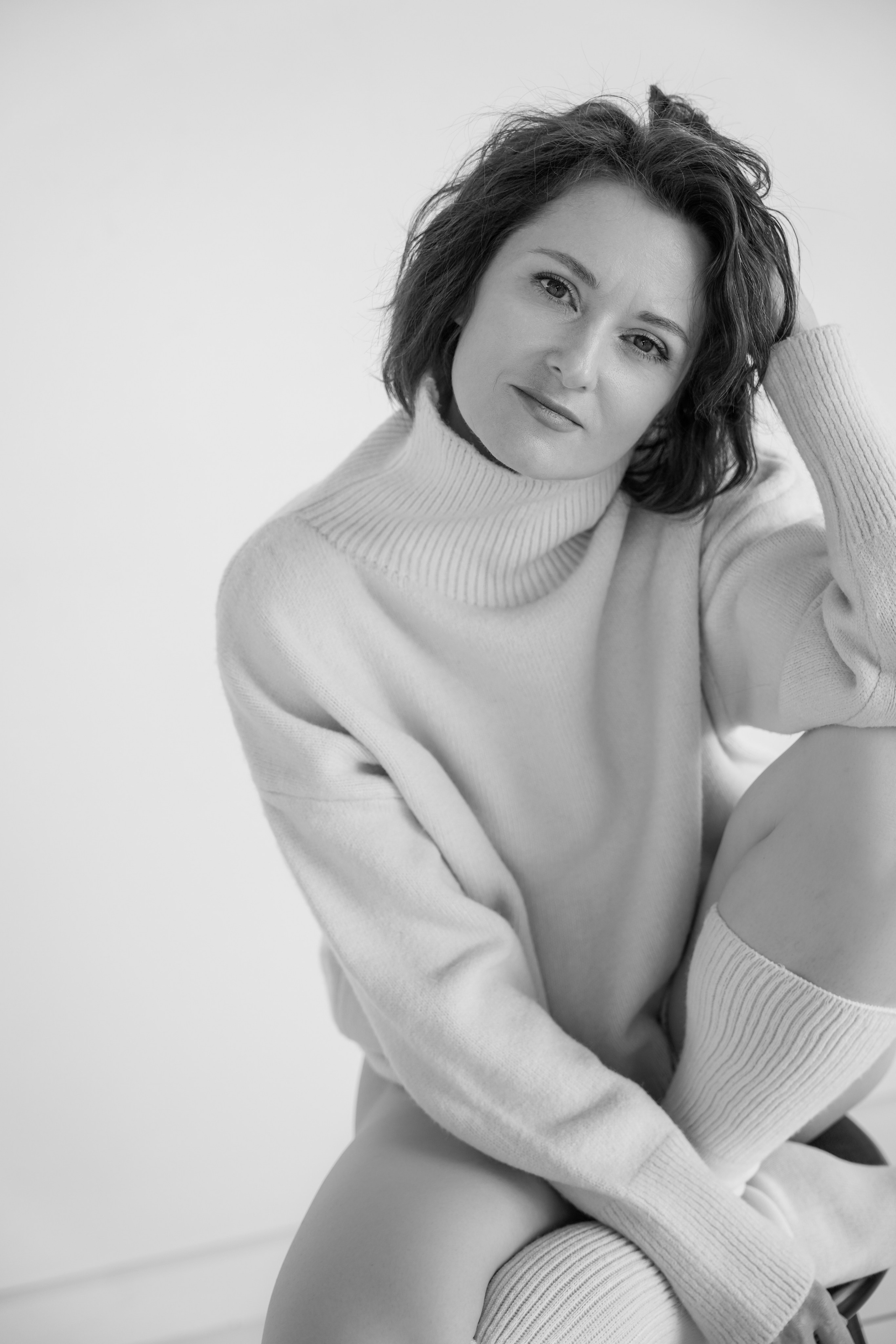 Нежная фотосессия для женщины в светлой студии. Женский фотограф в Красноярске