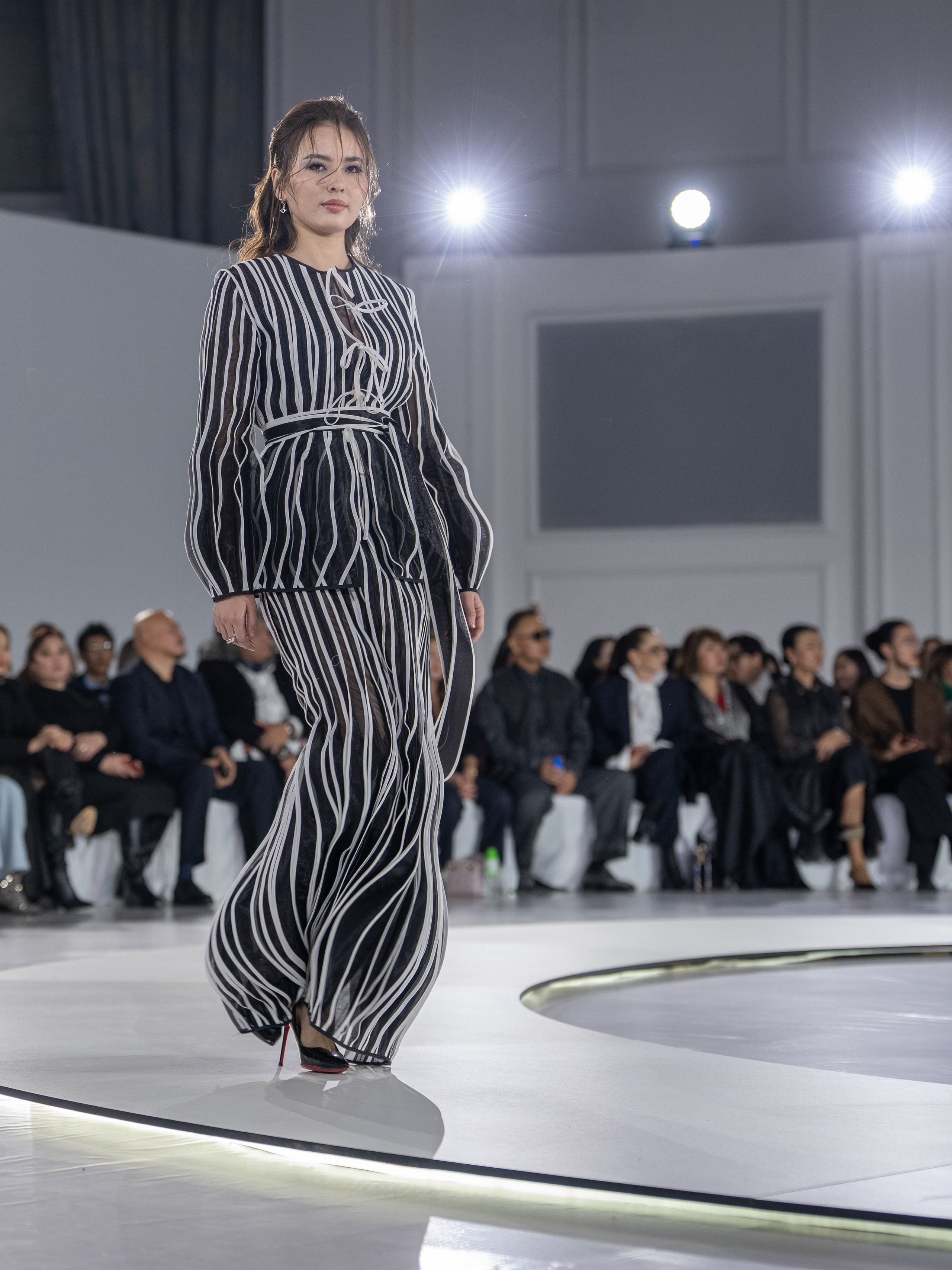 Дизайнер Arunaz. Сайт Алматинского НЮ АРТ, будуар и фэшн фотографа Дениса Карпенко