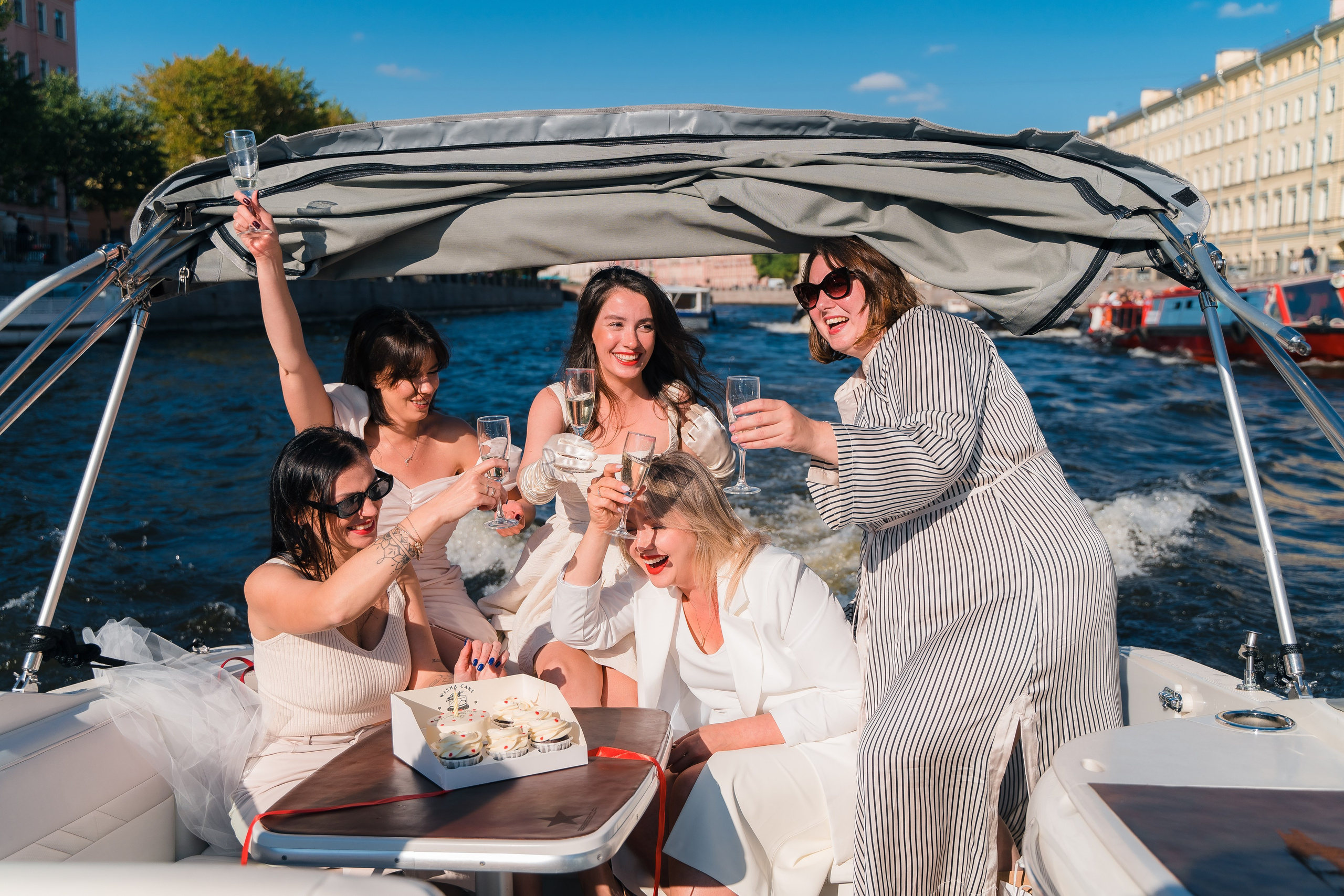 Фотосъемка девичника, встреча девушек, веселые женские портреты