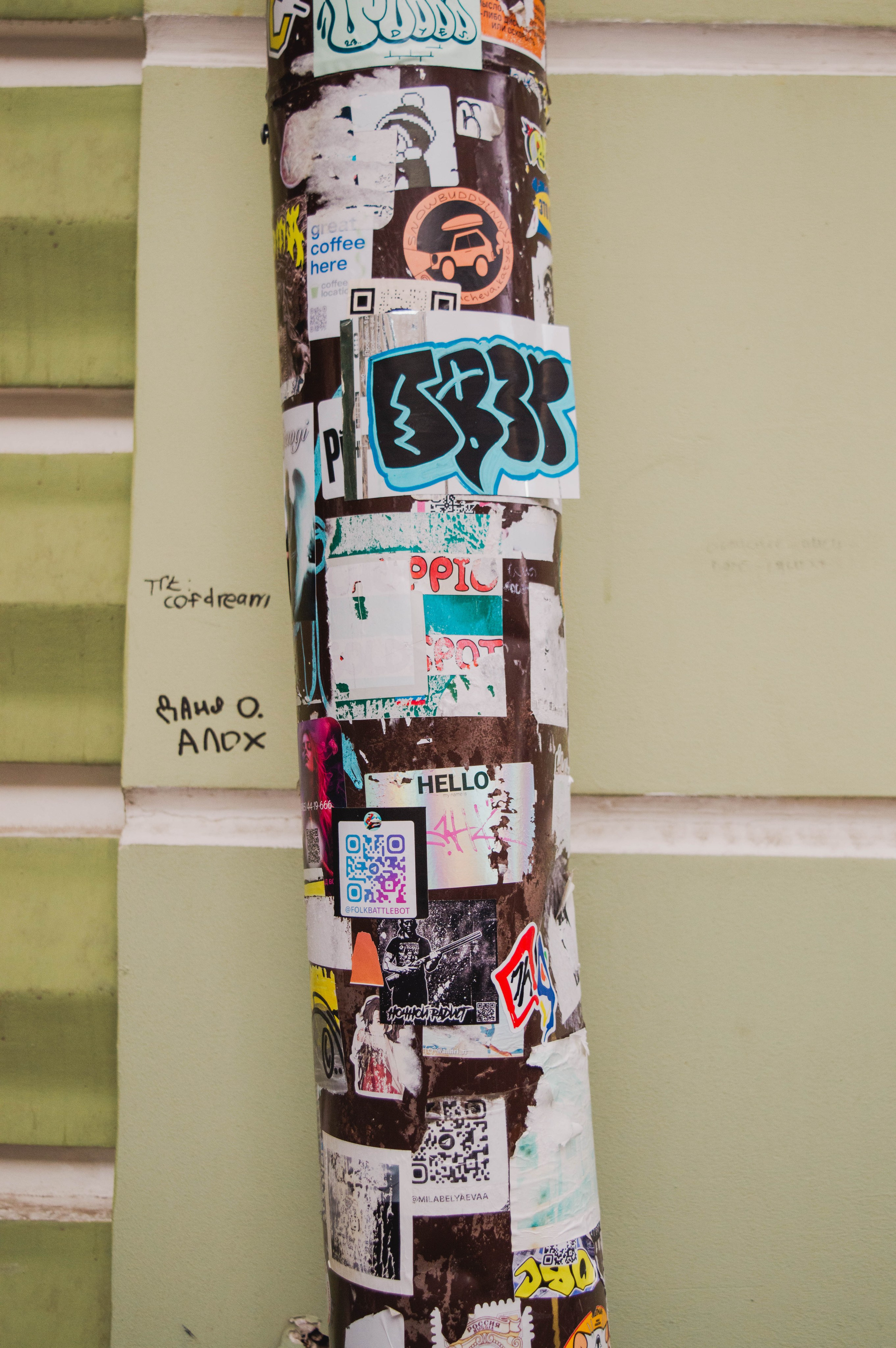 Типология «Стикербомбинг в городе». Фотограф Анастасия Лощакова в Москве