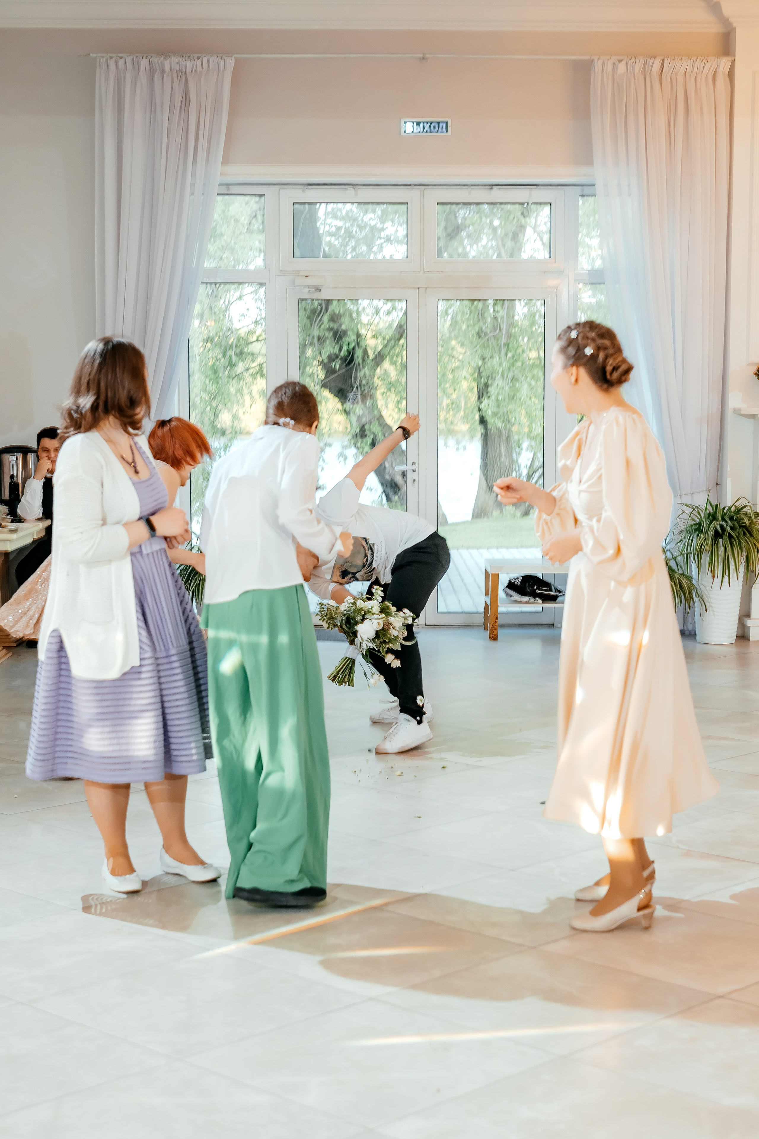 Свадьба с фотосессией в Усадьбе «Быково», основная часть — Яхт-клуб «Капитан». Свадебный и семейный фотограф Виктория Носачёва. Щелково, Москва и МО