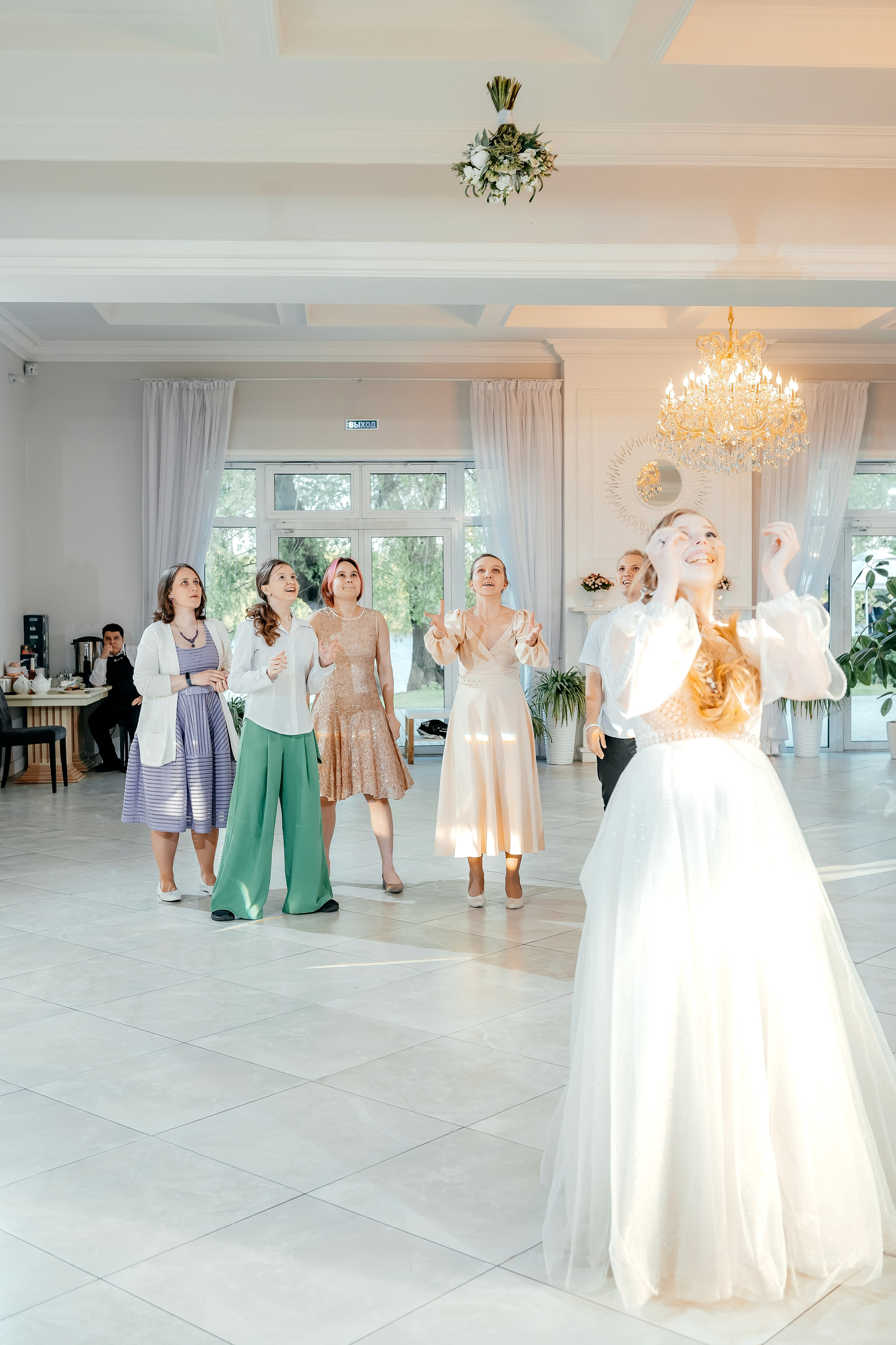 Свадьба с фотосессией в Усадьбе «Быково», основная часть — Яхт-клуб «Капитан». Свадебный и семейный фотограф Виктория Носачёва. Щелково, Москва и МО