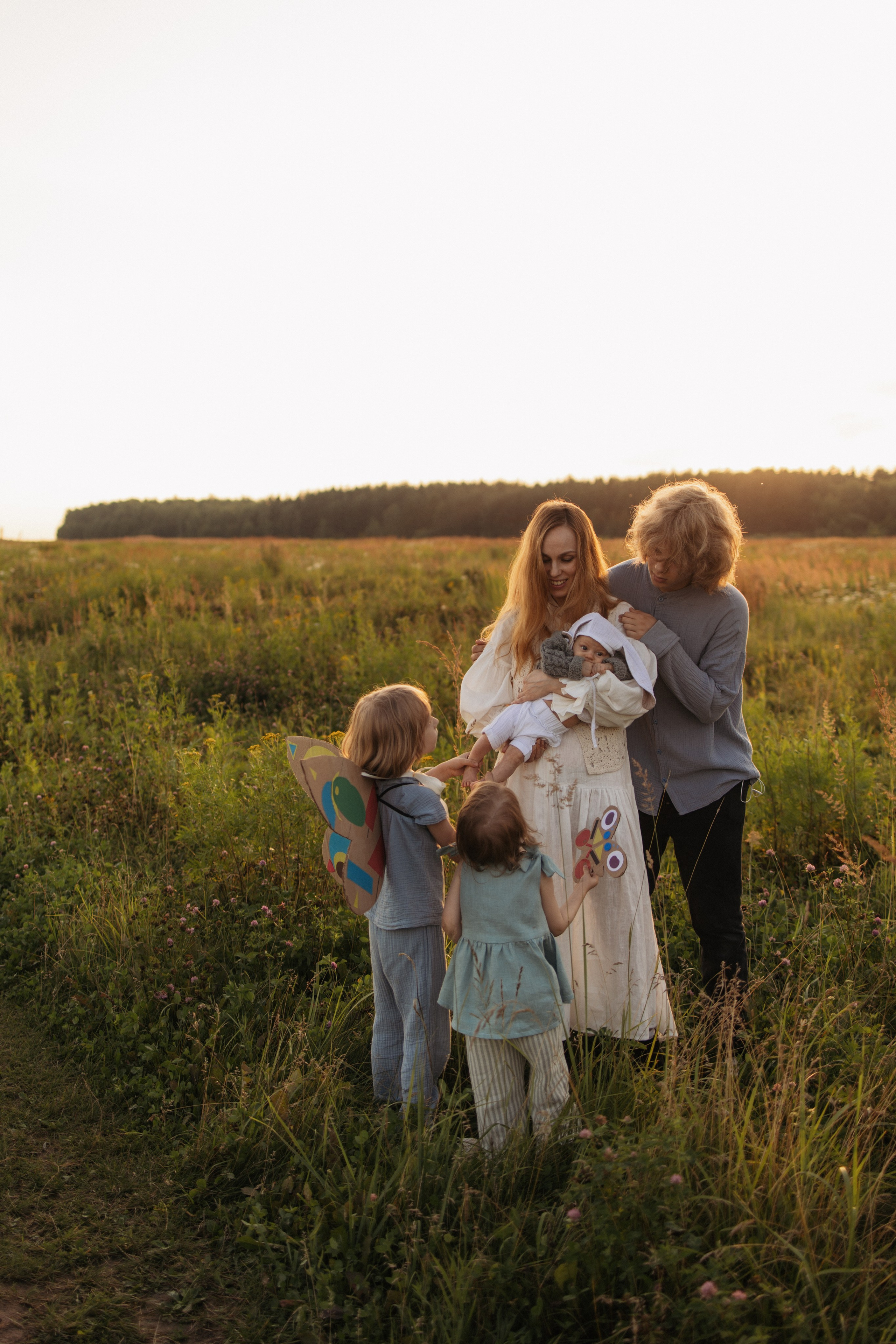 Семейная фотосессия в поле. Семейный фотограф в Москве Марина Петра
