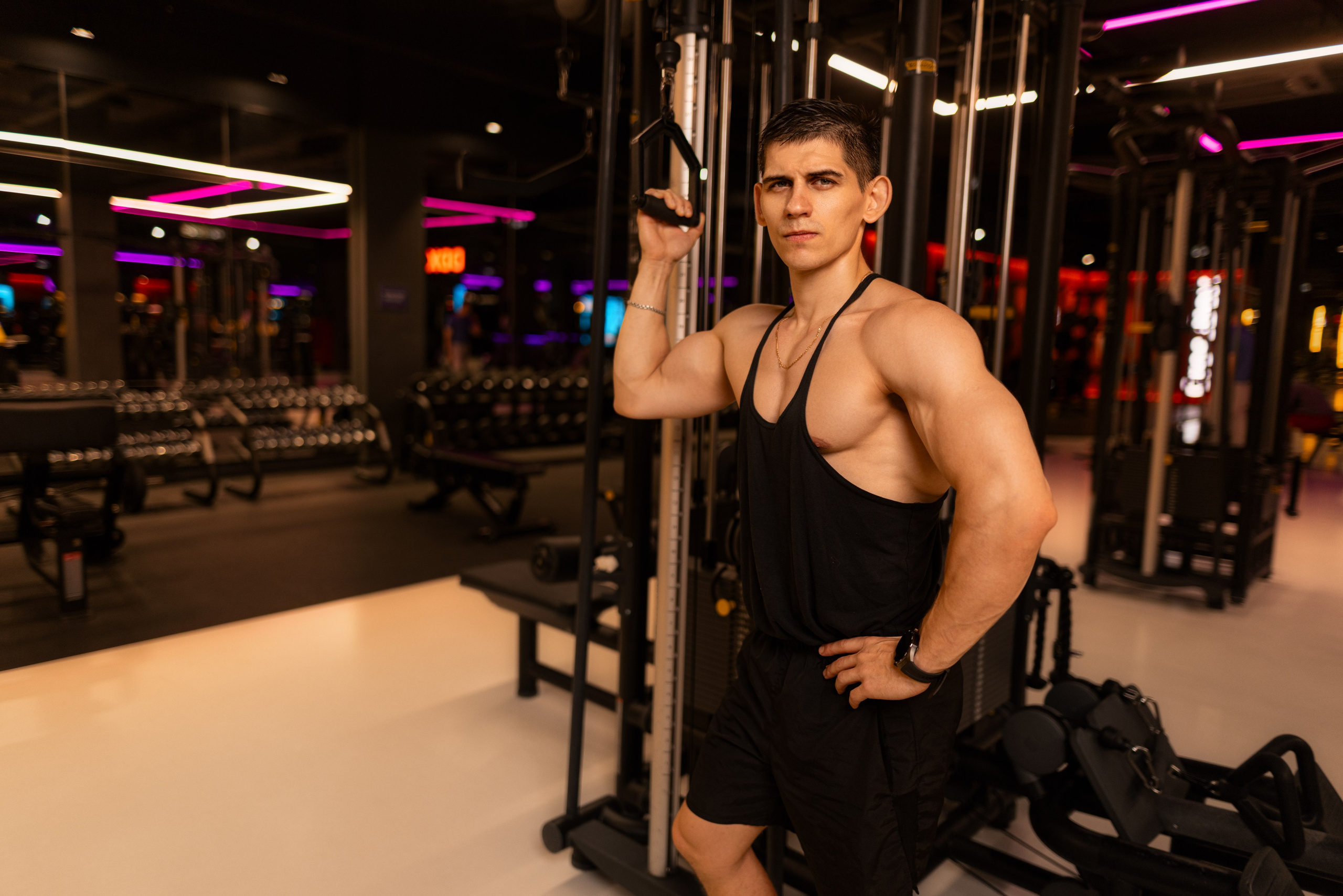 Фотосет в Владом в тренажерном зале для контента. Дмитрий Шульгин, портретный фотограф в Воронеже