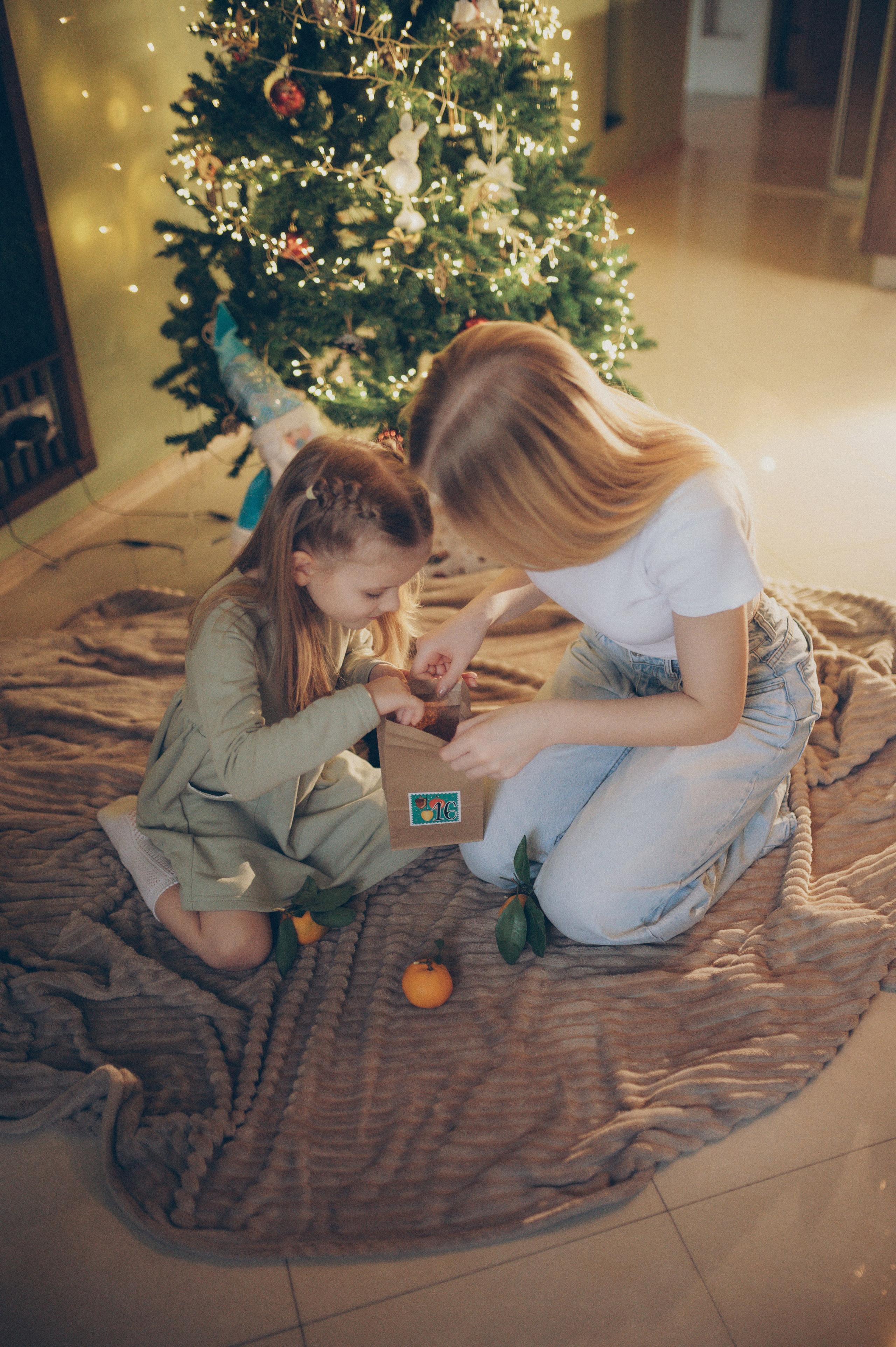 Тася, Соня, Женя и Илья (новогодняя домашняя). Фотограф, г. Лесной Свердловской области