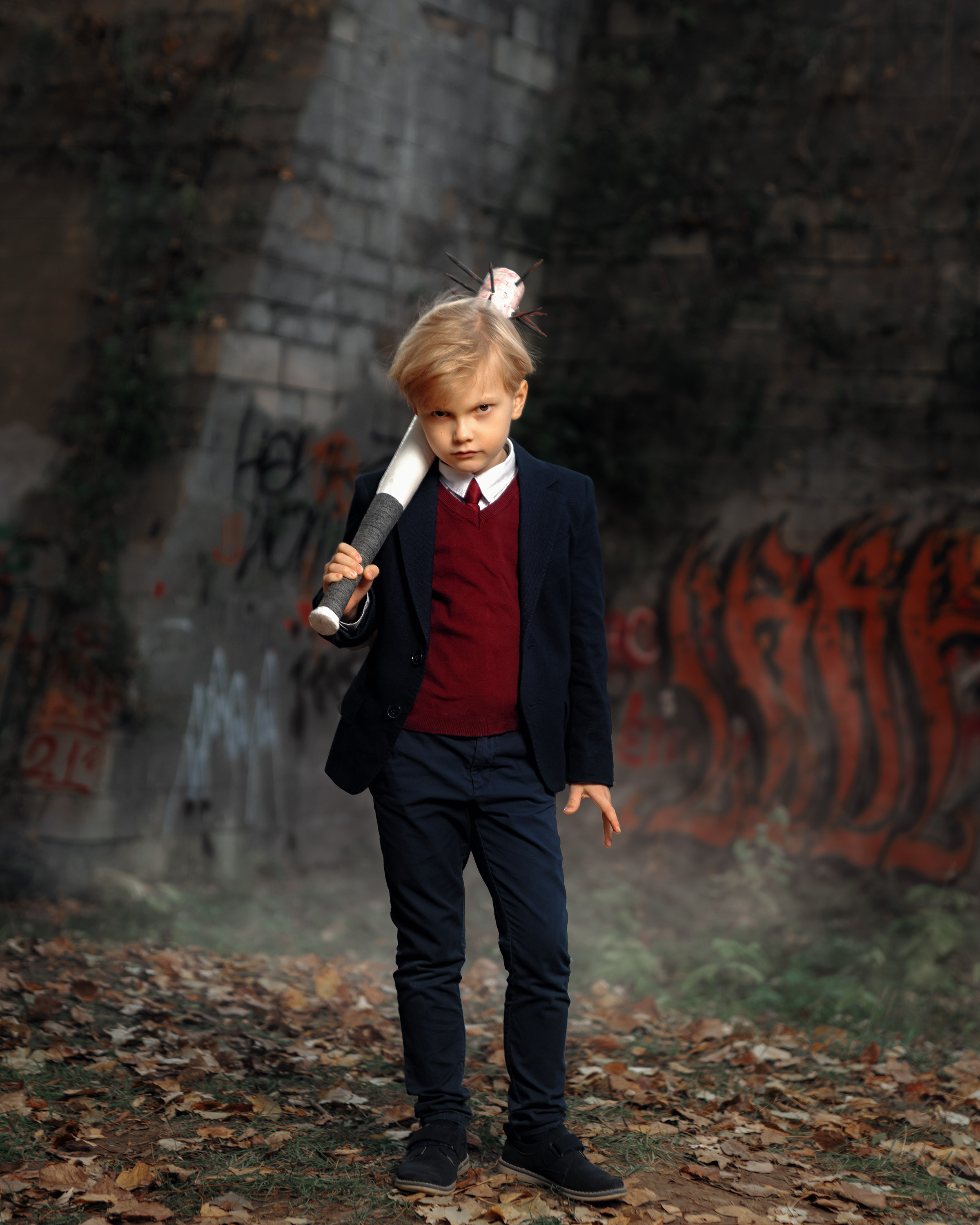 Школьник с битой из зомби апокалипсиса на плече на фоне стены с графити в тумане