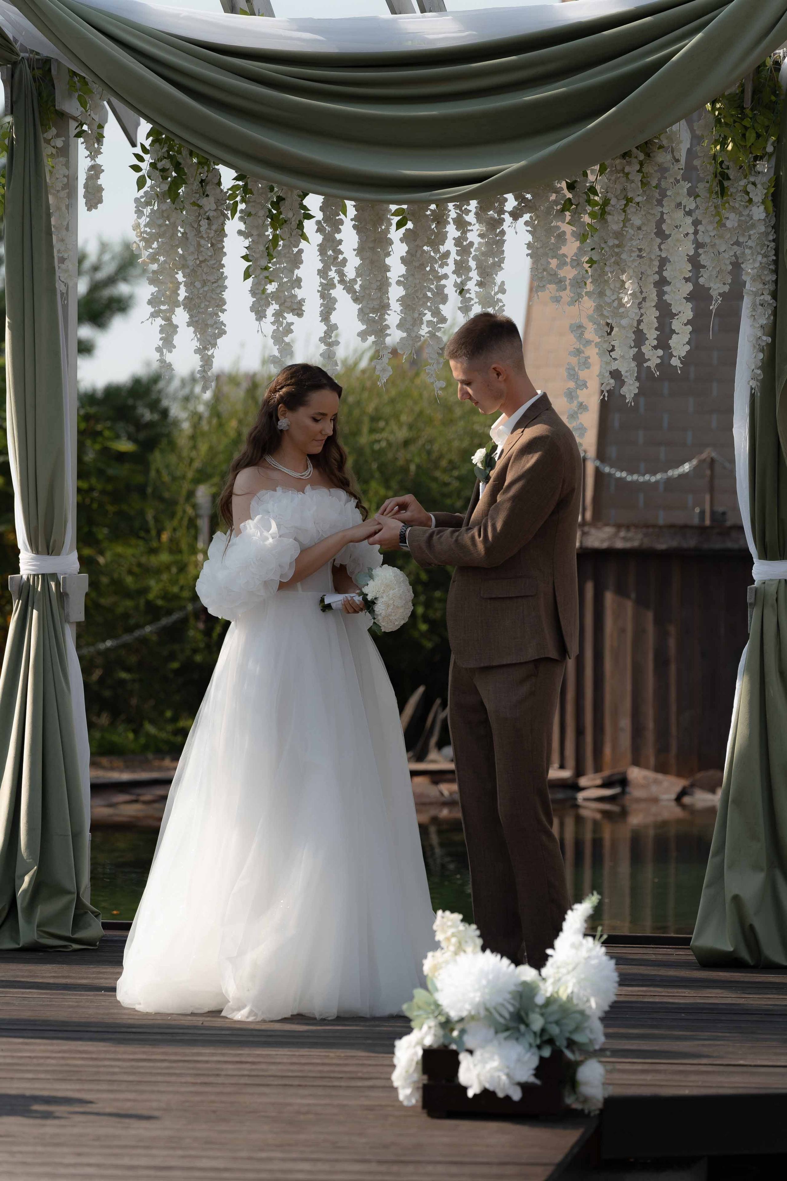 Церемония под аркой — выездная регистрация в Петербурге