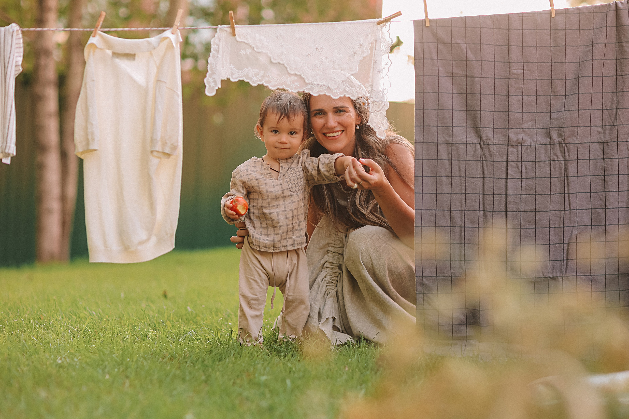 Стирка у дома. Семейный фотограф Тюмень, фотограф на роды Салмина Мария